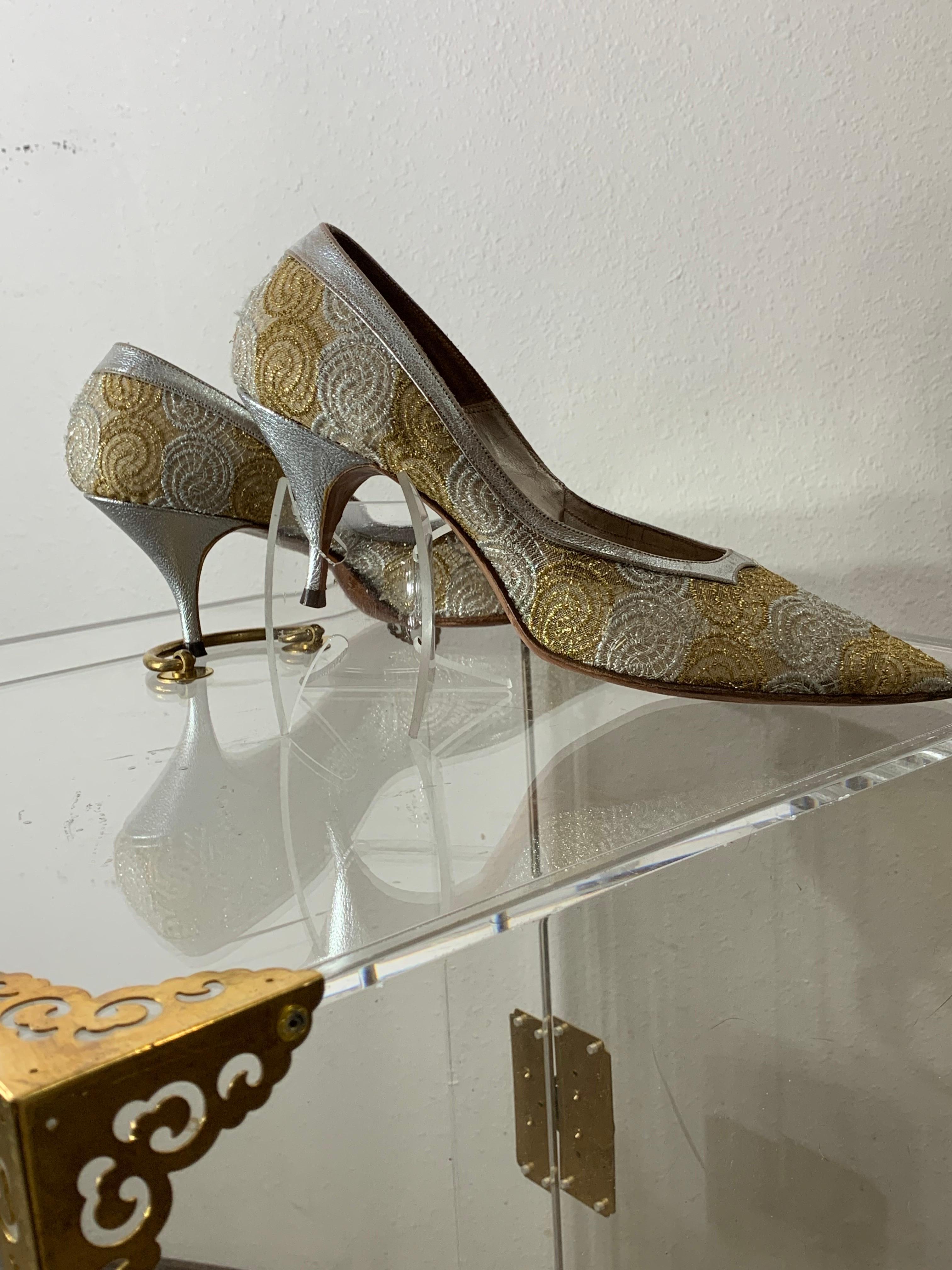 1960er Henry Waters Silber & Gold Spitze Stiletto Pumps mit Silber Lederbesatz im Angebot 3