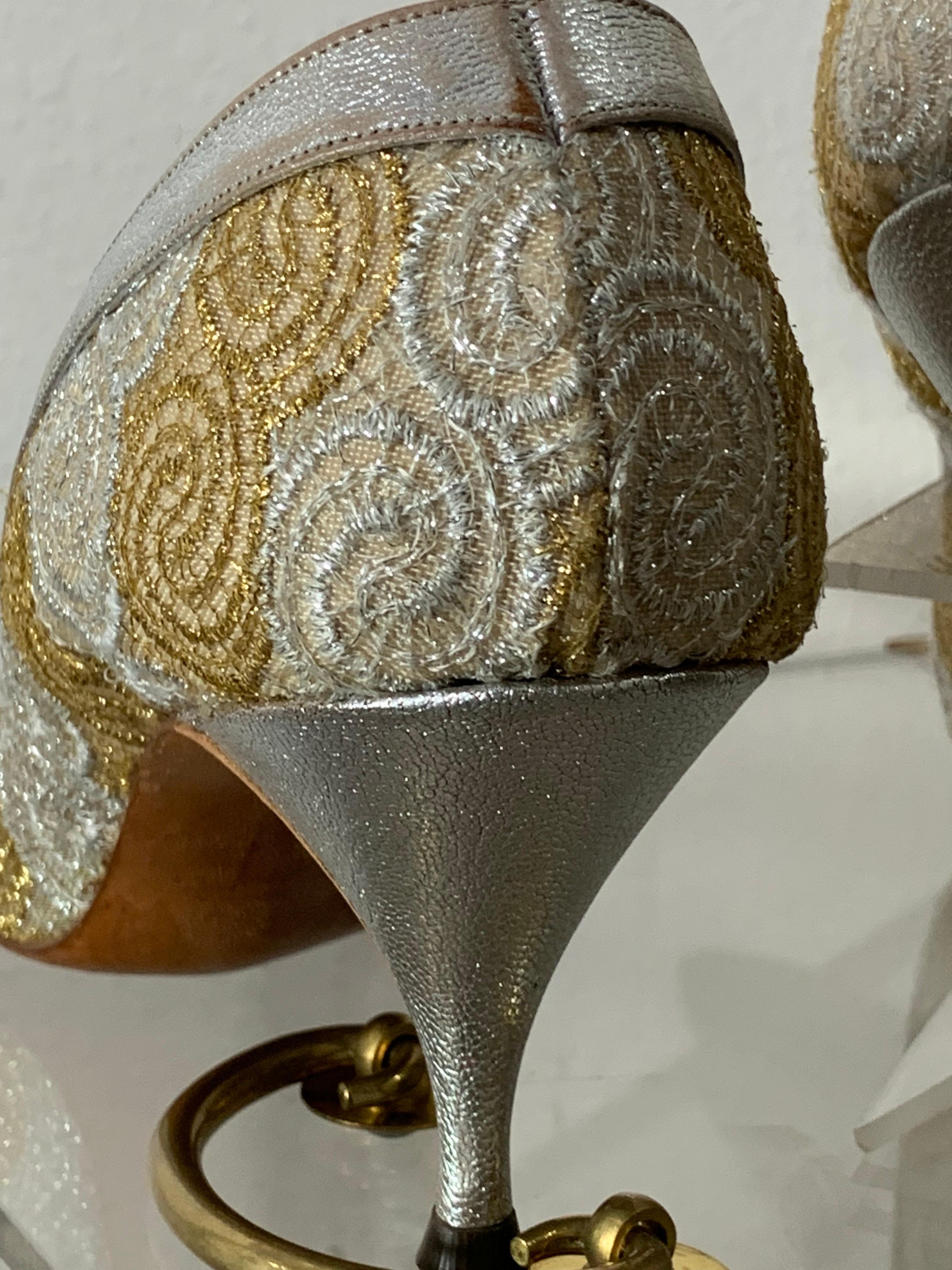 1960er Henry Waters Silber & Gold Spitze Stiletto Pumps mit Silber Lederbesatz im Angebot 4