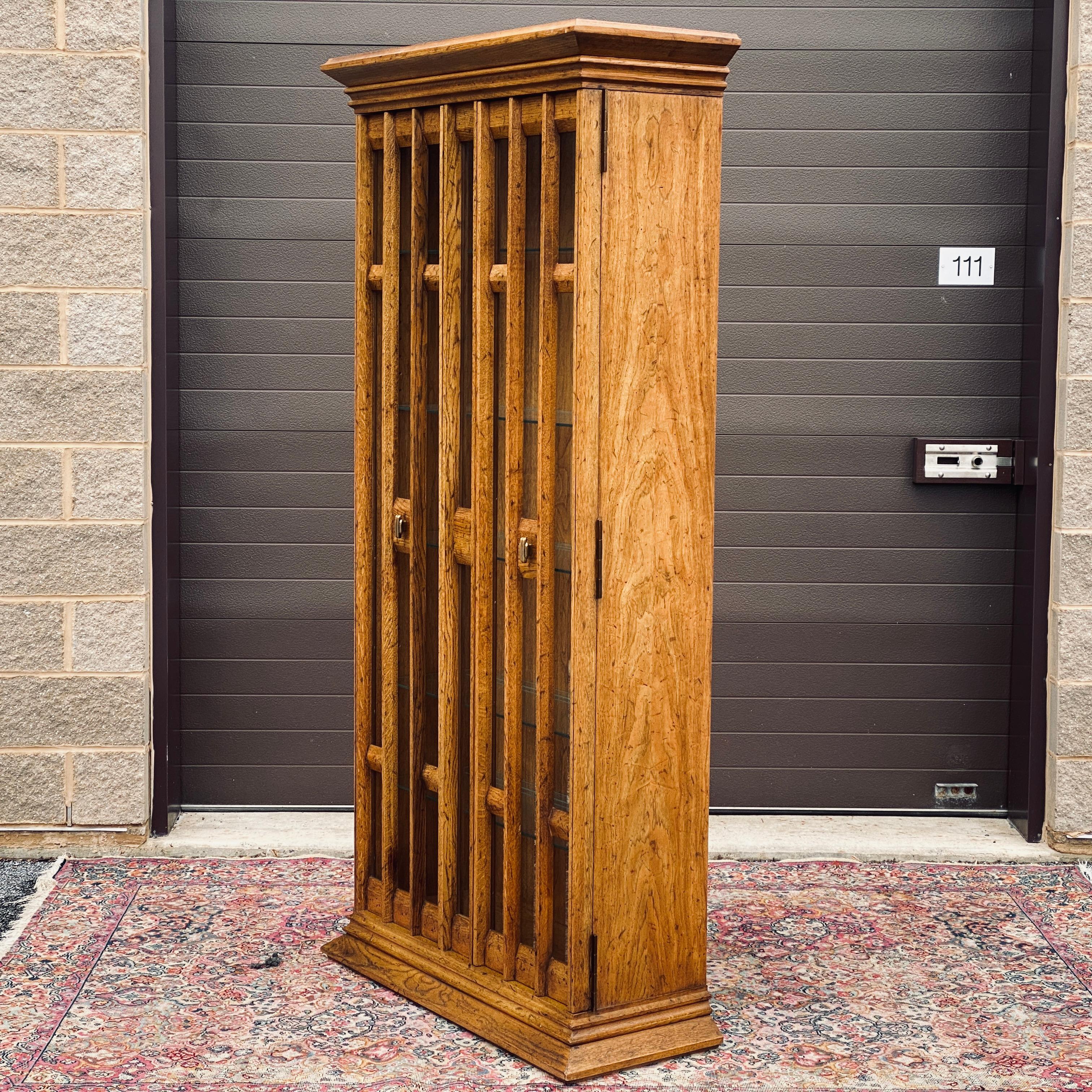 Cabinet de curiosité éclairé Heritage Furniture 1960 en vente 2