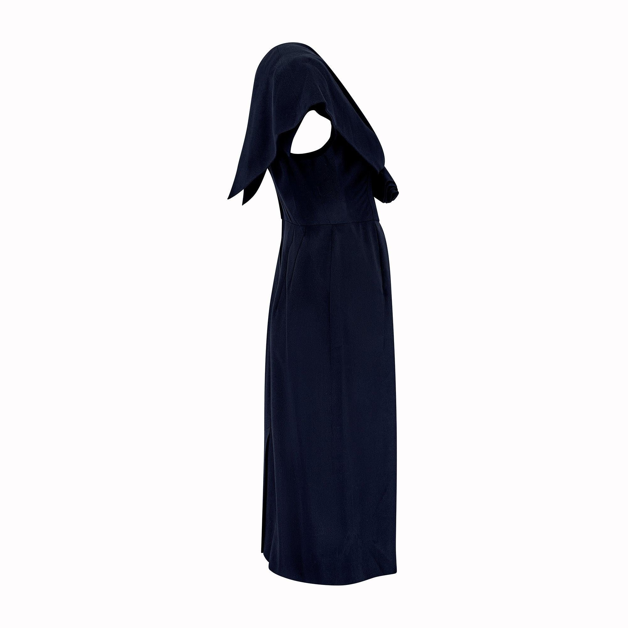 D'une qualité irréprochable, cette robe est taillée dans une silhouette intemporelle de type crayon et dotée de manches capuchon. C'est une petite pièce noire que vous ressortirez sans cesse de votre garde-robe. Fabriqué en crêpe noir épais de la