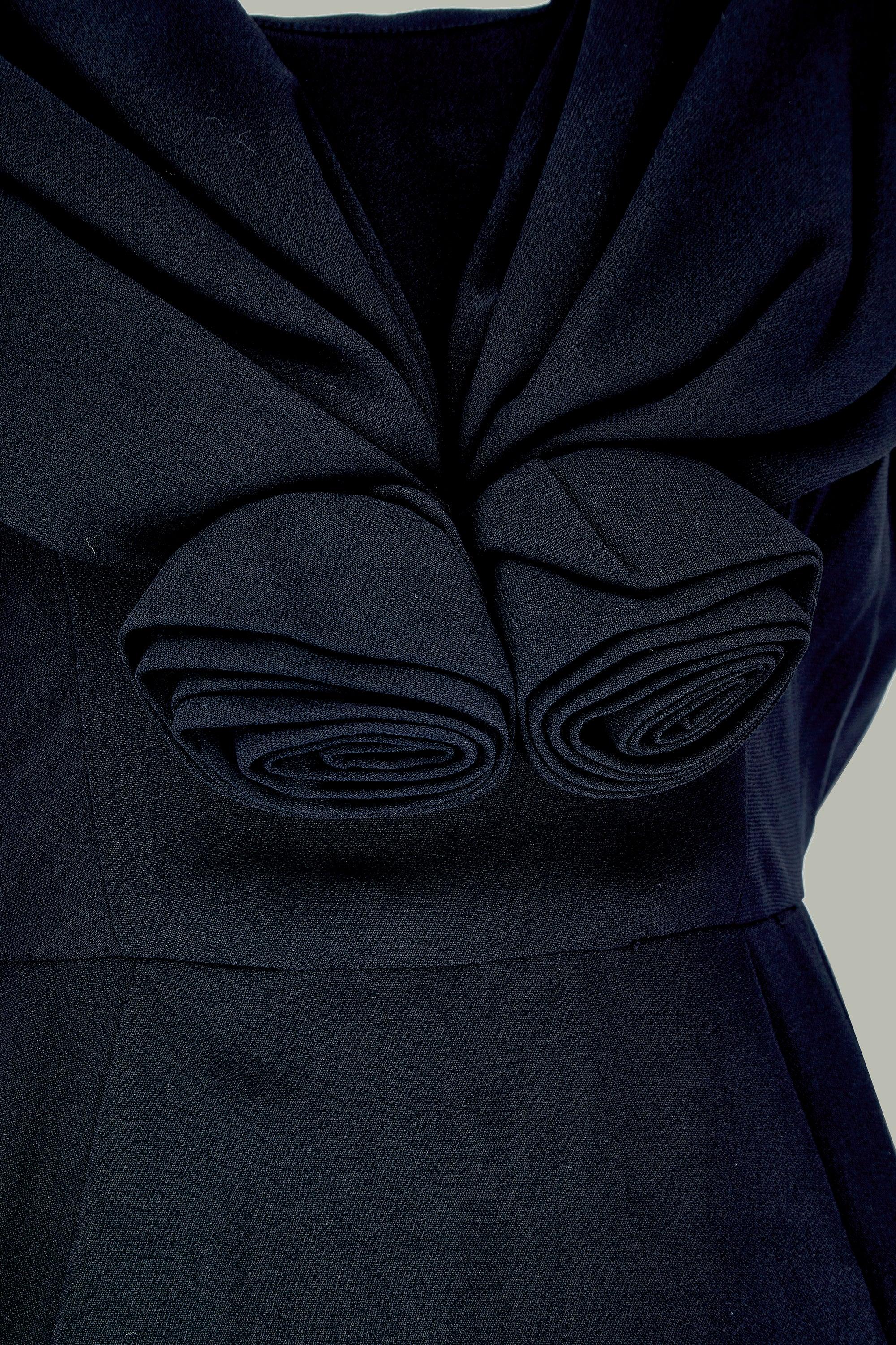 1960 Herman Marcus Robe en crêpe noir avec rosettes Excellent état - En vente à London, GB