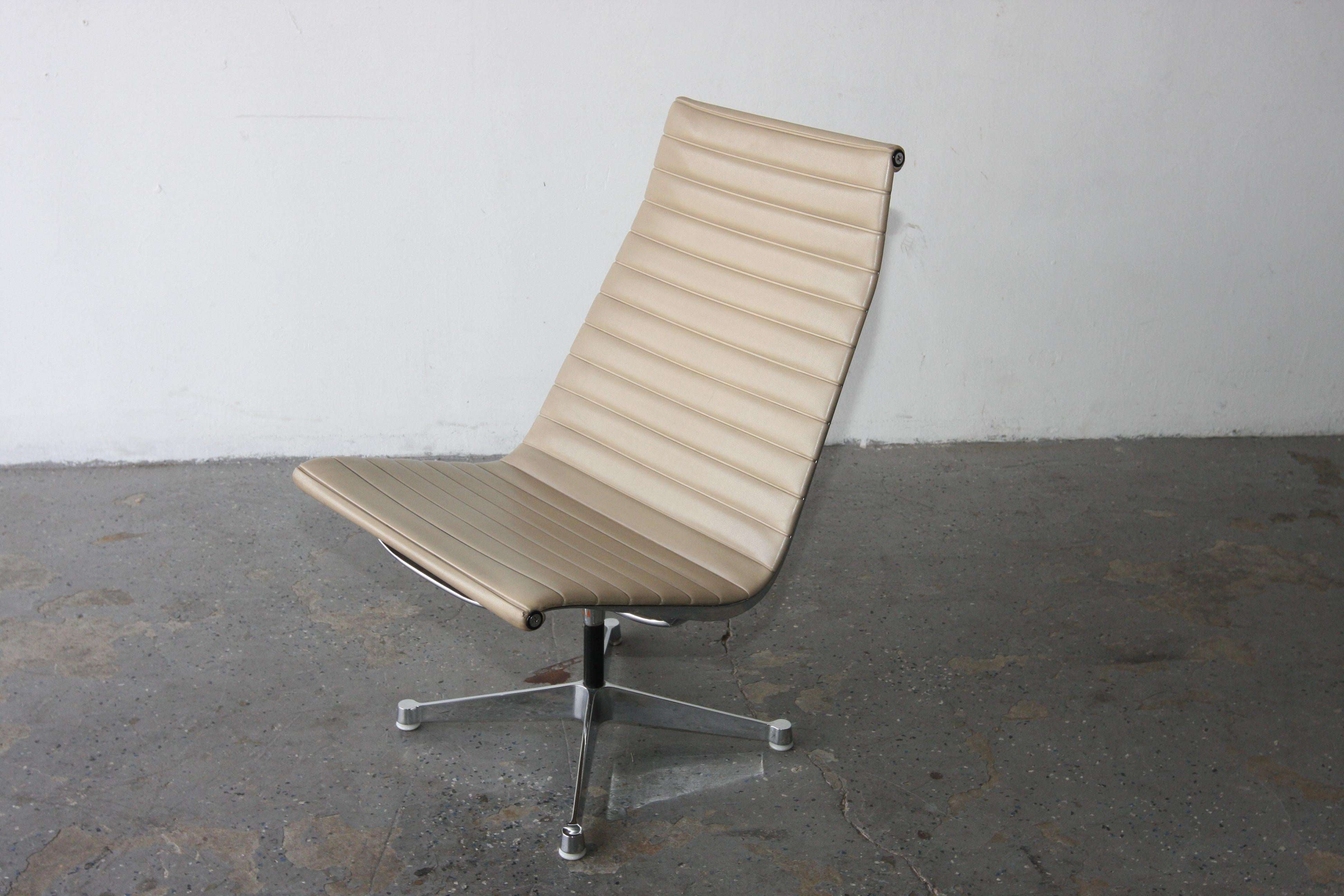 Mid-Century Modern 1960s Herman Miller Eames Aluminum Group Lounge Chair For Sale