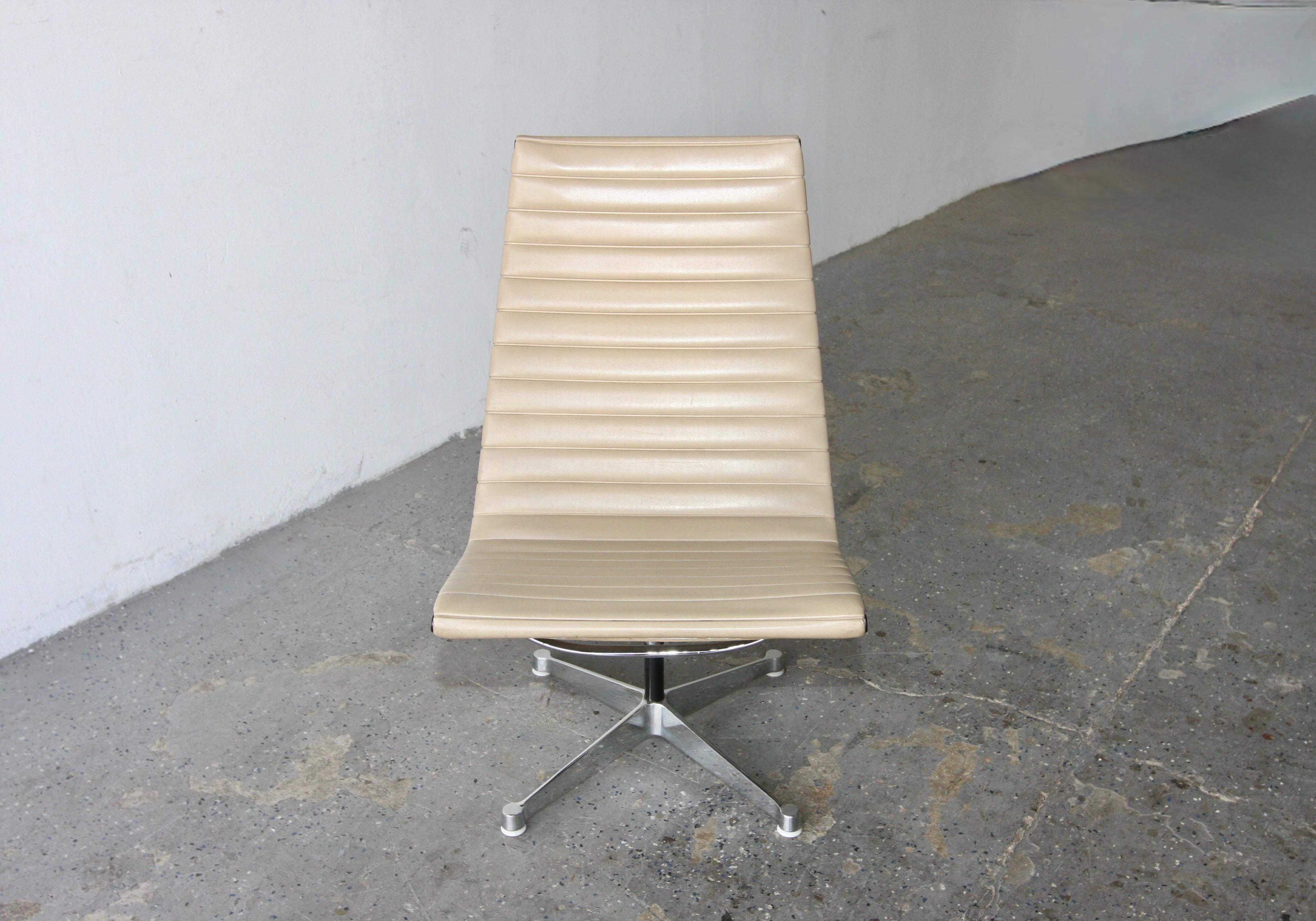 American 1960s Herman Miller Eames Aluminum Group Lounge Chair For Sale