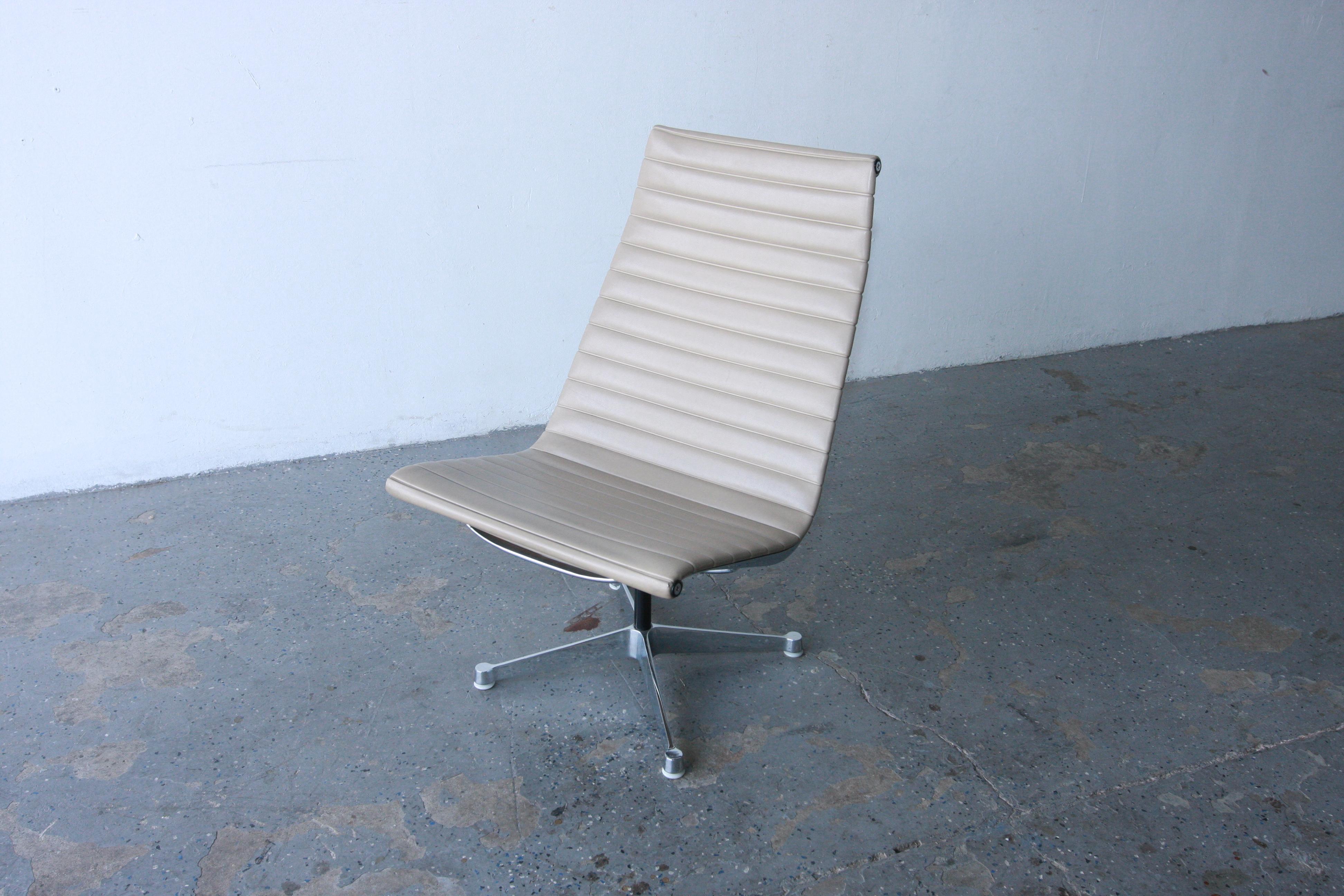 1960s Herman Miller Eames Aluminum Group Lounge Chair In Good Condition For Sale In Las Vegas, NV