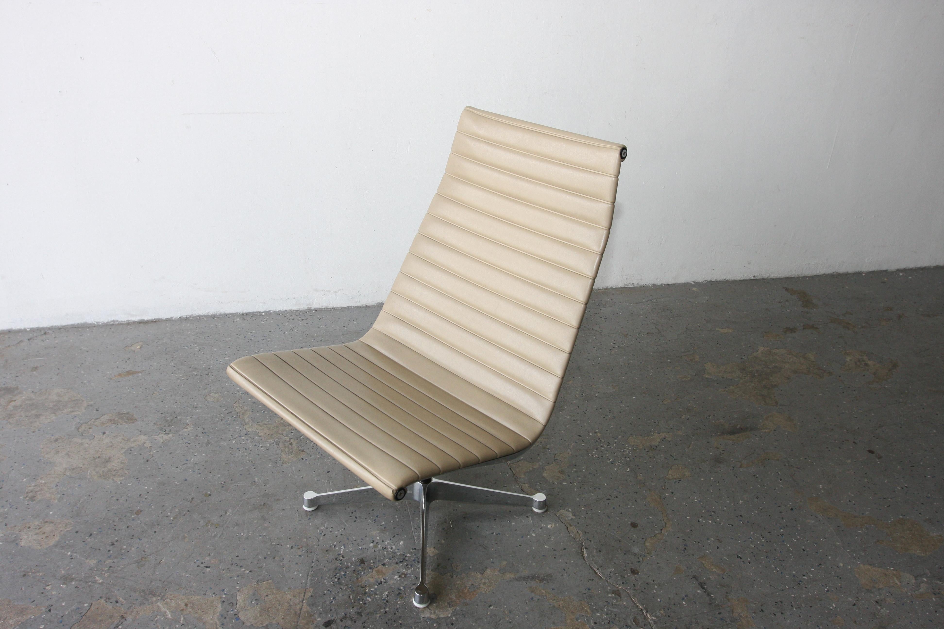 Mid-20th Century 1960s Herman Miller Eames Aluminum Group Lounge Chair For Sale