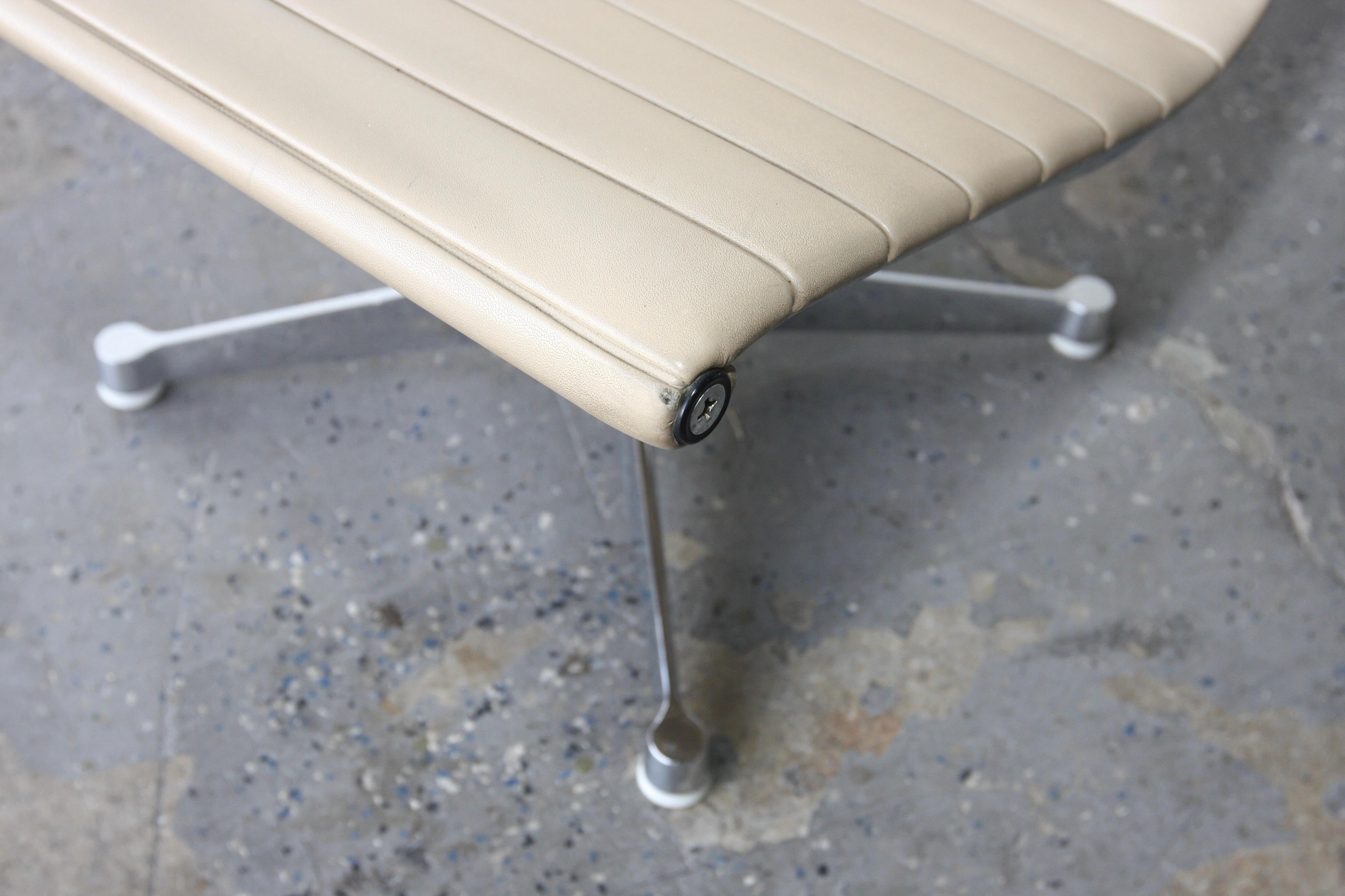 Metal 1960s Herman Miller Eames Aluminum Group Lounge Chair For Sale