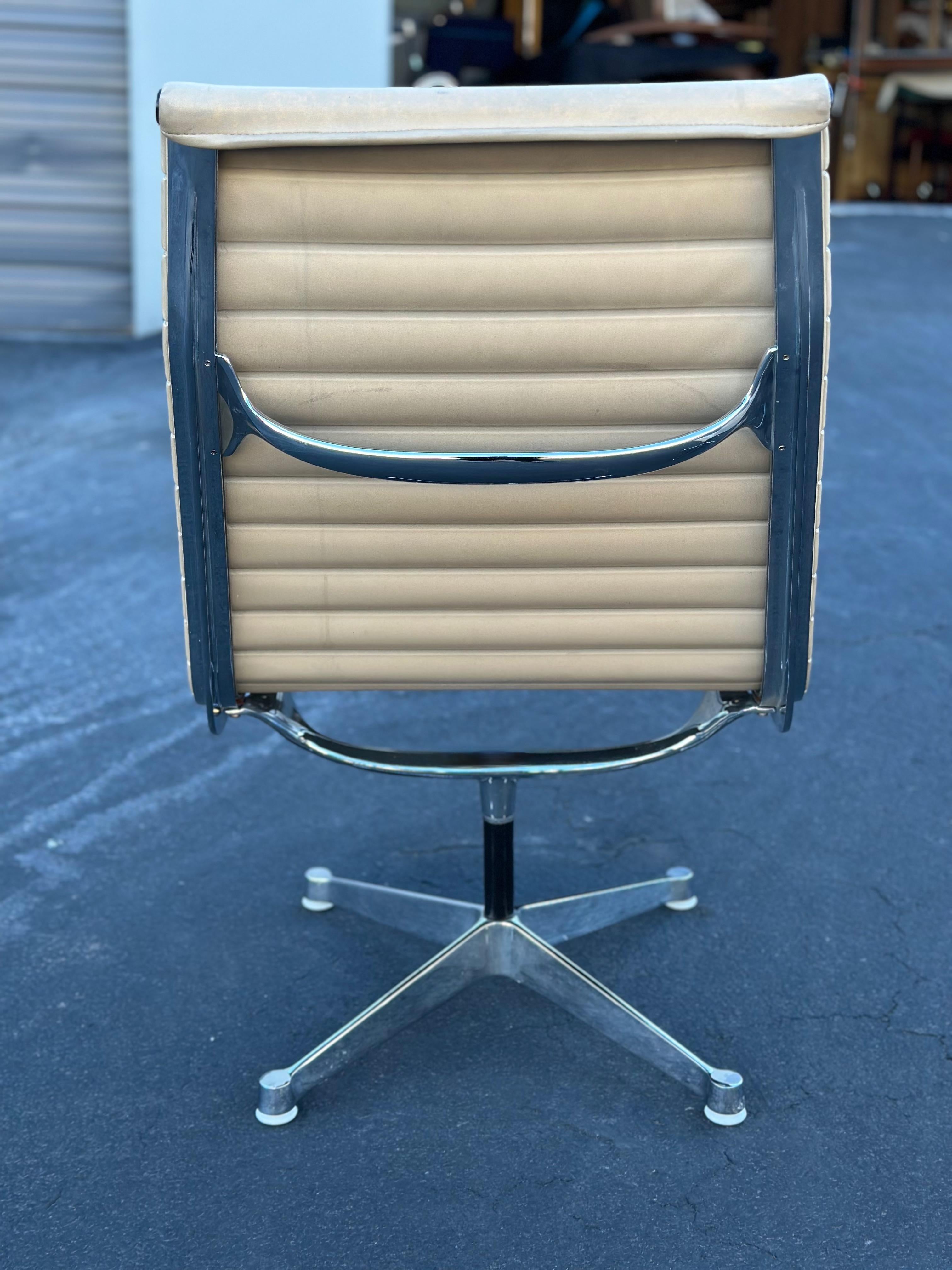 1960s Herman Miller Eames Aluminum Group Lounge Chair For Sale 2
