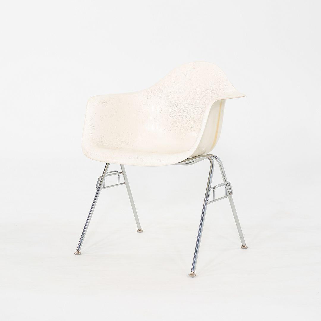 Carcasa de brazo de fibra de vidrio Eames Herman Miller de los años 60 (sin base) en fibra de vidrio pergamino en venta 3