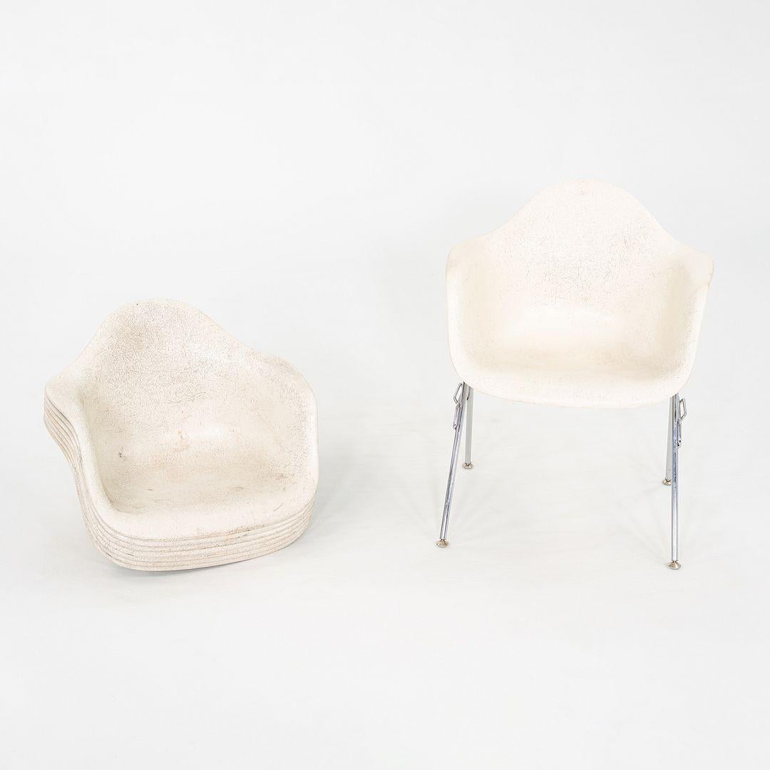 Se trata de carcasas de brazos de fibra de vidrio, diseñadas originalmente por Ray y Charles Eames para Herman Miller en 1950. Estos ejemplares en concreto se fabricaron en la década de 1960. Son de fibra de vidrio apergaminada. Estas carcasas se