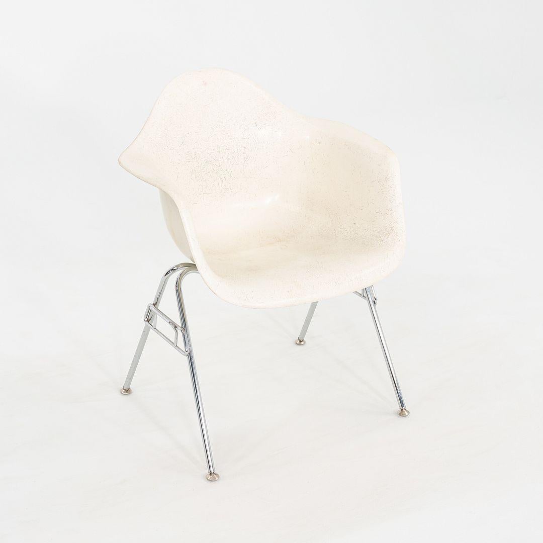 Carcasa de brazo de fibra de vidrio Eames Herman Miller de los años 60 (sin base) en fibra de vidrio pergamino Moderno en venta