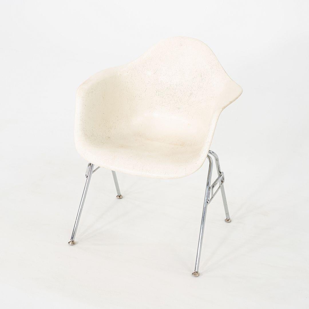 Carcasa de brazo de fibra de vidrio Eames Herman Miller de los años 60 (sin base) en fibra de vidrio pergamino Estadounidense en venta