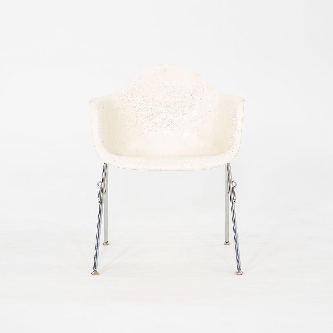 Carcasa de brazo de fibra de vidrio Eames Herman Miller de los años 60 (sin base) en fibra de vidrio pergamino en Bueno estado para la venta en Philadelphia, PA