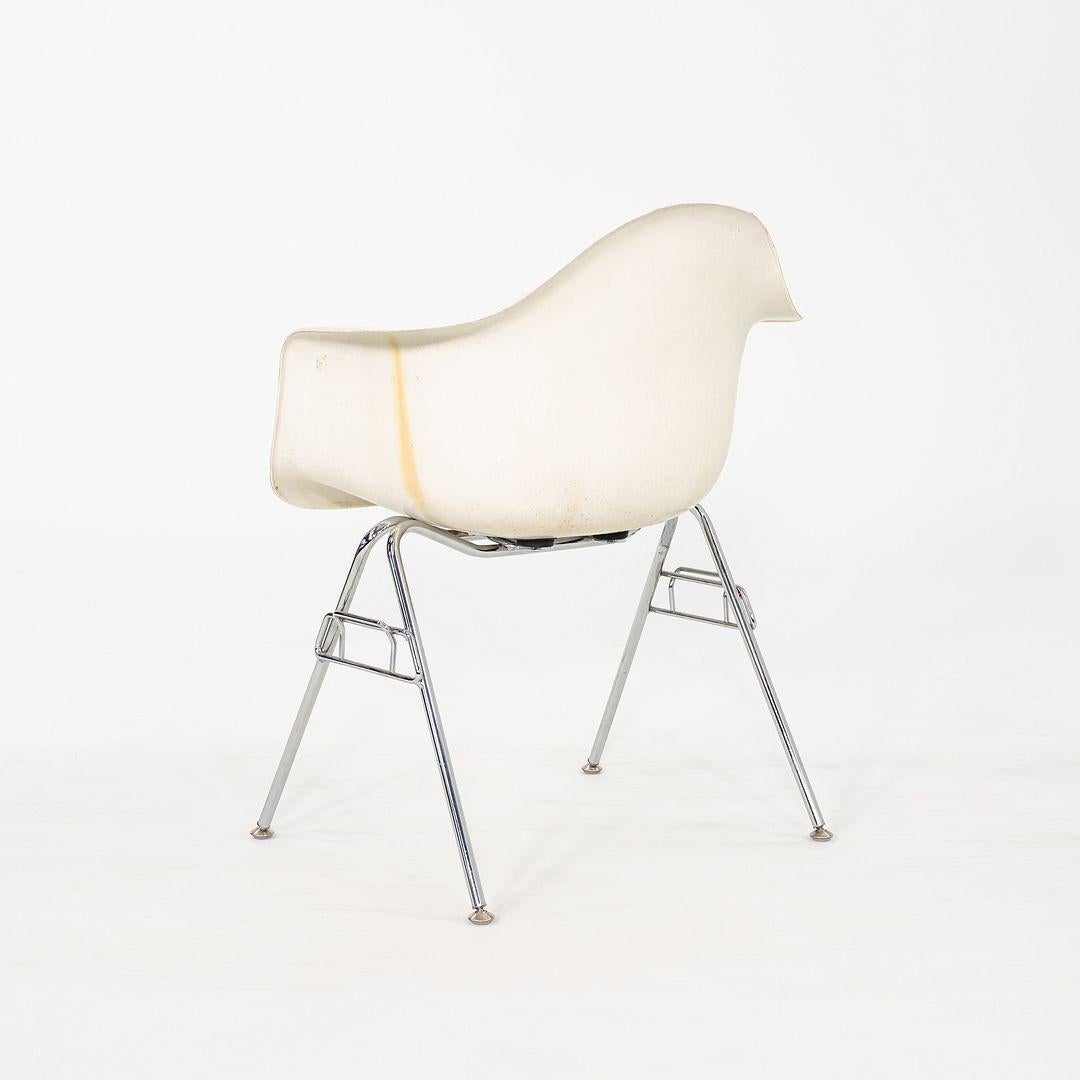 Carcasa de brazo de fibra de vidrio Eames Herman Miller de los años 60 (sin base) en fibra de vidrio pergamino en venta 1
