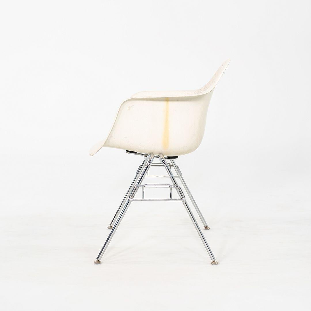 Carcasa de brazo de fibra de vidrio Eames Herman Miller de los años 60 (sin base) en fibra de vidrio pergamino en venta 2