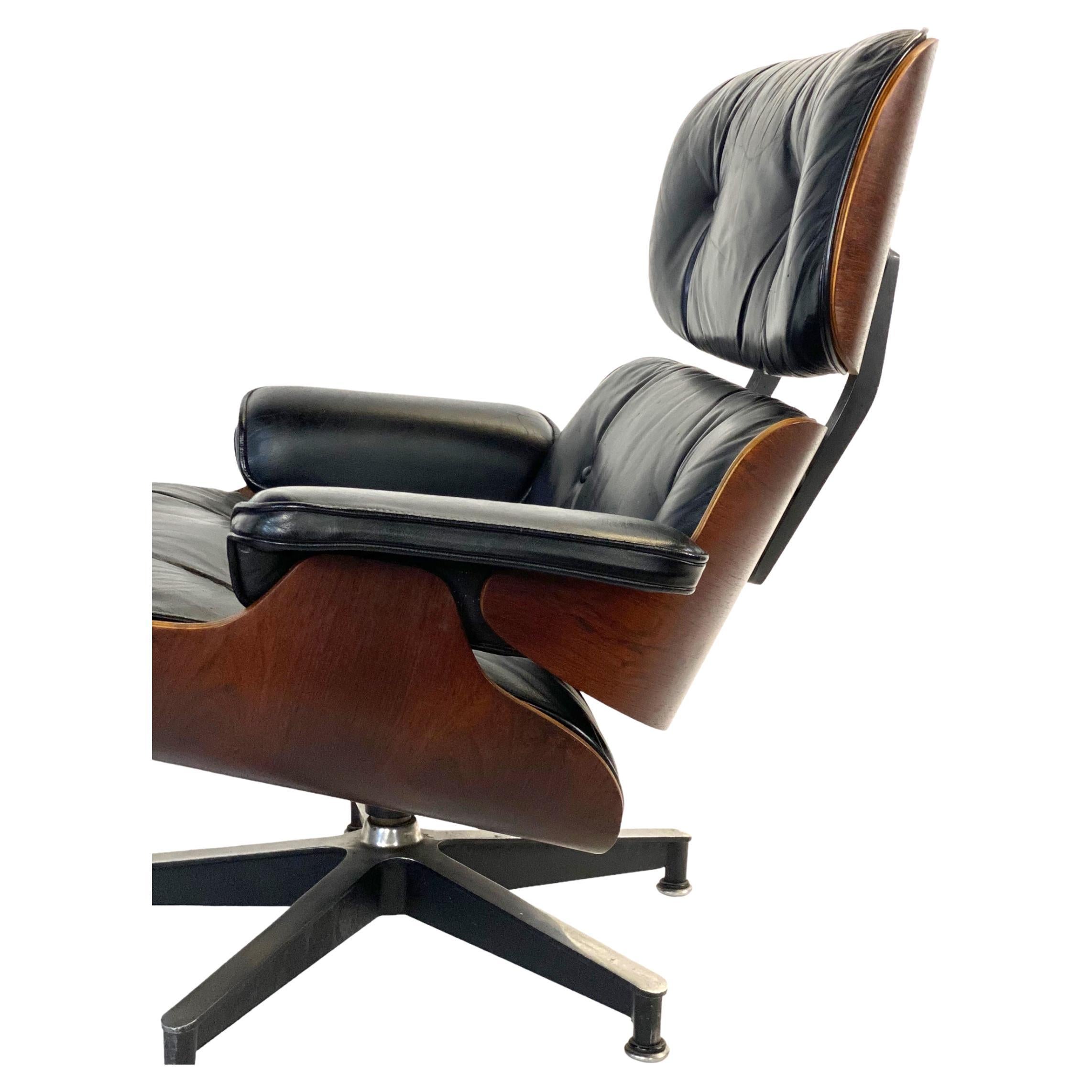 Belle édition de la chaise Eames Lounge classique (modèle 670) et de l'ottoman (modèle 671). Exécuté en palissandre brésilien et en cuir noir. Coussins en duvet. Aucun bouton ou vis manquant. Signé et garanti authentique. La chaise appartenait à