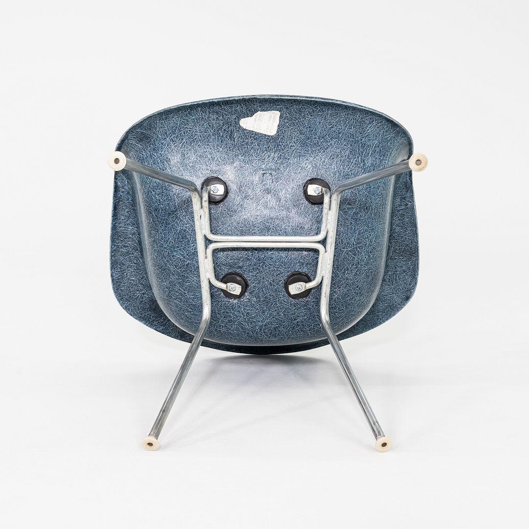 1960s Herman Miller Eames MAX Fiberglass Arm Shell Chair in Blue im Angebot 3