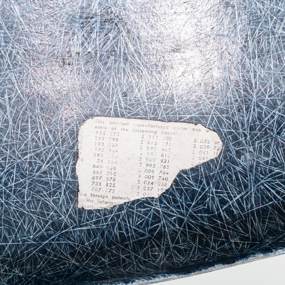 1960s Herman Miller Eames MAX Fiberglass Arm Shell Chair in Blue im Angebot 5