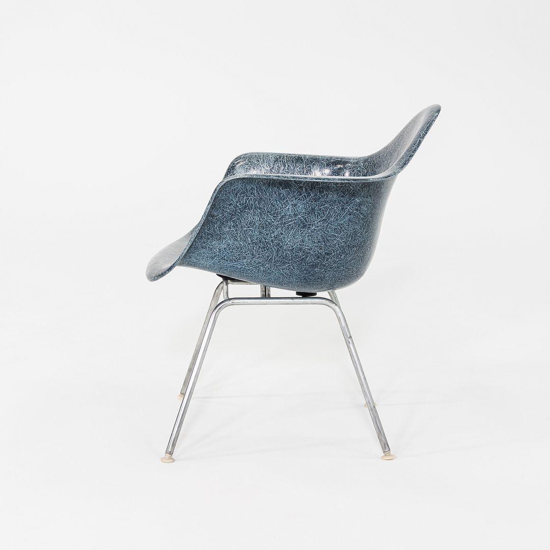 1960s Herman Miller Eames MAX Fiberglass Arm Shell Chair in Blue (Moderne) im Angebot