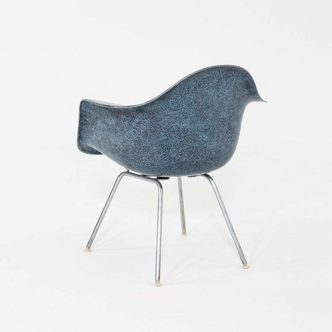 1960s Herman Miller Eames MAX Fiberglass Arm Shell Chair in Blue (amerikanisch) im Angebot