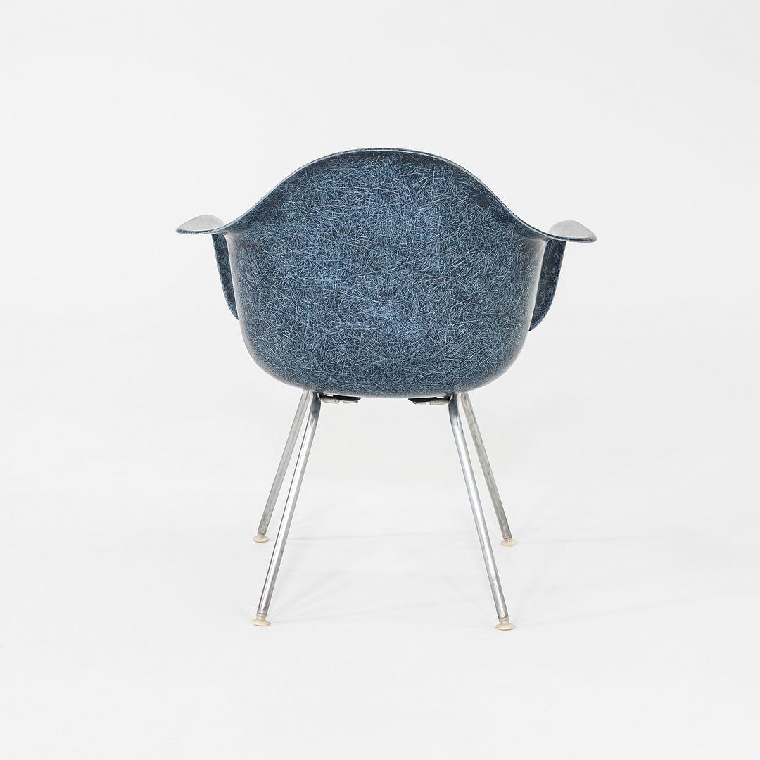 1960s Herman Miller Eames MAX Fiberglass Arm Shell Chair in Blue im Zustand „Gut“ im Angebot in Philadelphia, PA