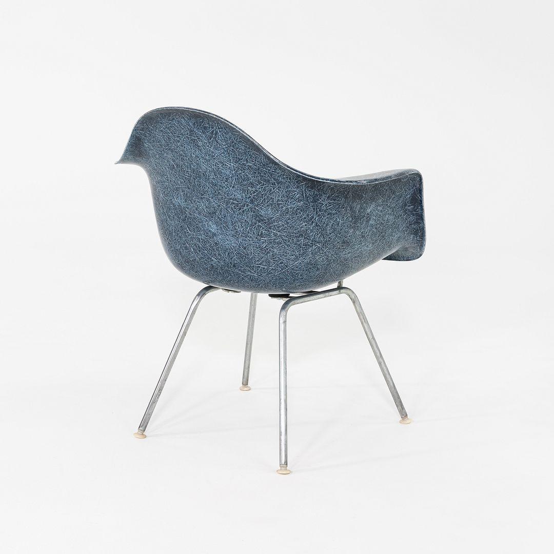 1960s Herman Miller Eames MAX Fiberglass Arm Shell Chair in Blue (Mitte des 20. Jahrhunderts) im Angebot