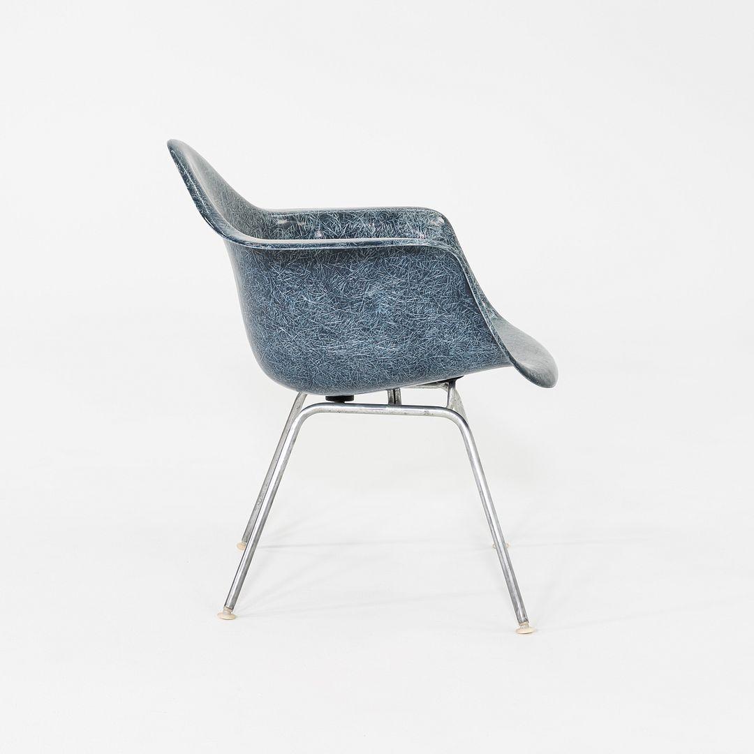 1960s Herman Miller Eames MAX Fiberglass Arm Shell Chair in Blue (Glasfaser) im Angebot