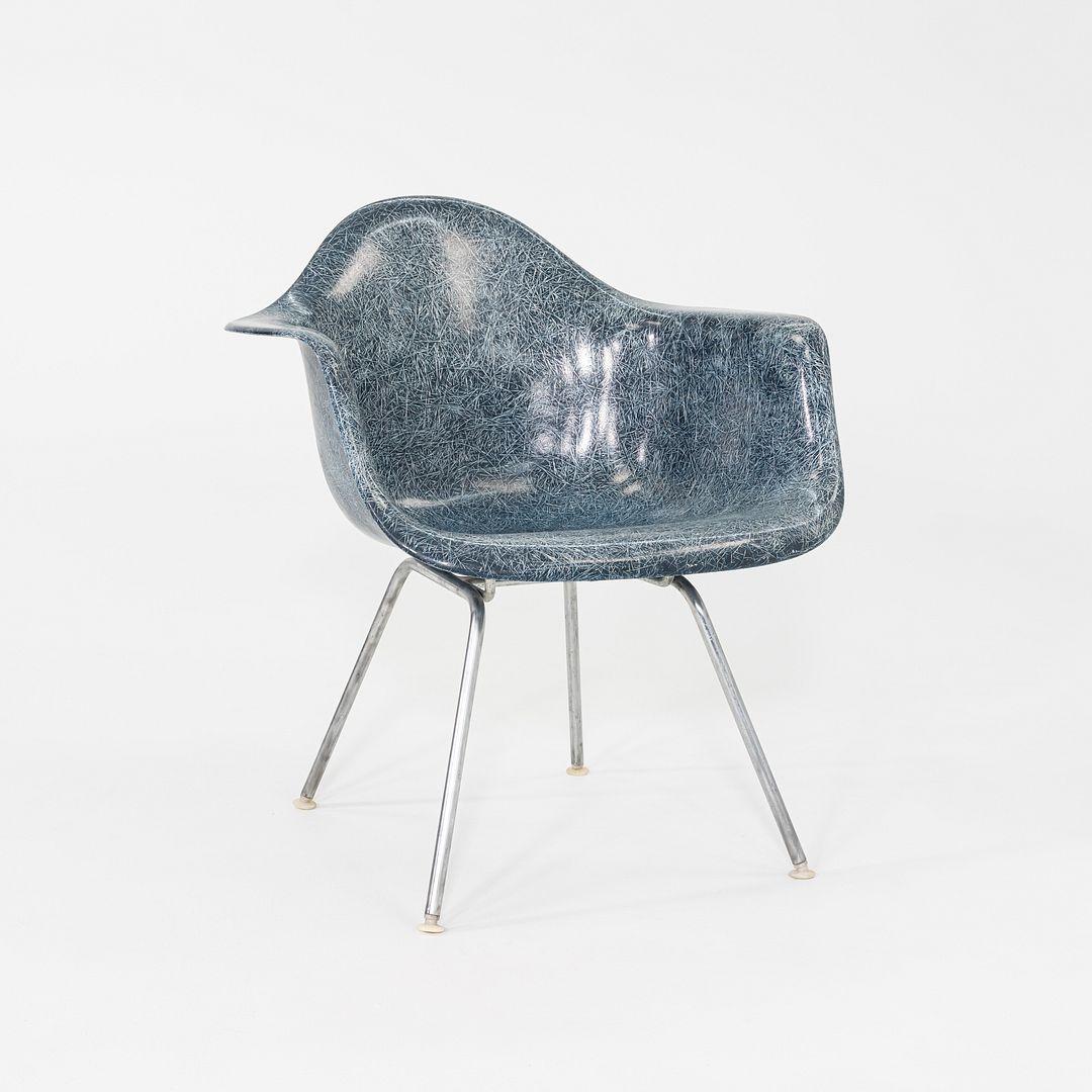 1960s Herman Miller Eames MAX Fiberglass Arm Shell Chair in Blue im Angebot 1