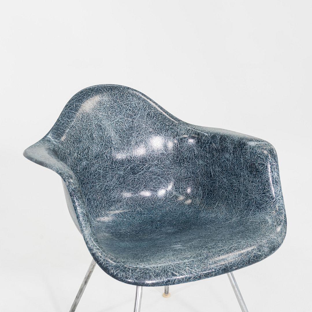 1960s Herman Miller Eames MAX Fiberglass Arm Shell Chair in Blue im Angebot 2