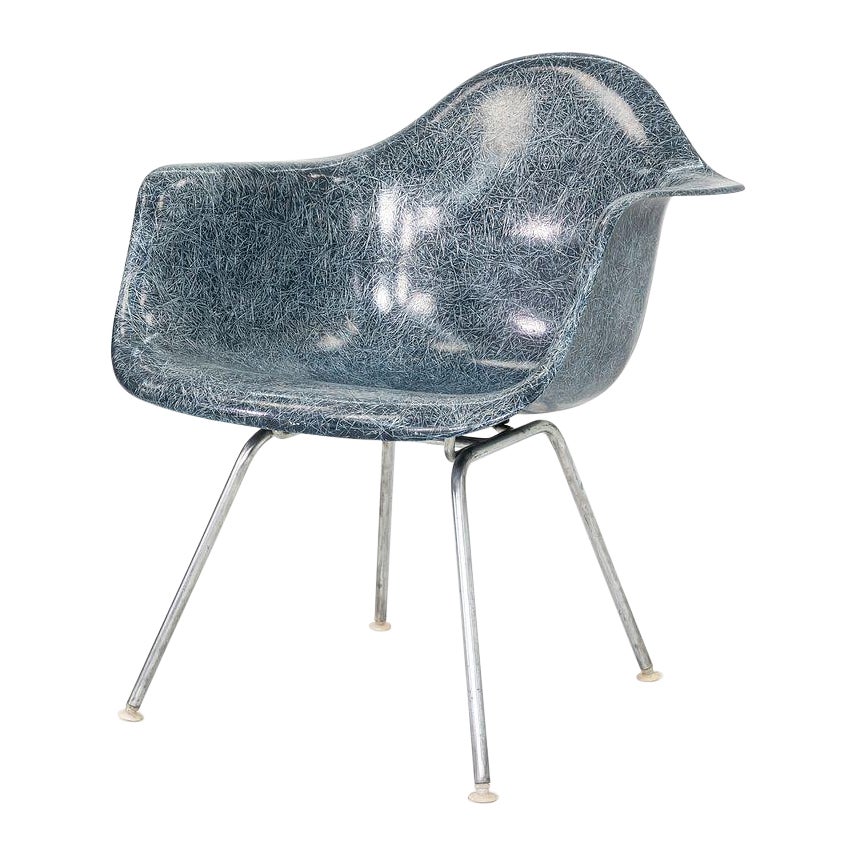 1960s Herman Miller Eames MAX Fiberglass Arm Shell Chair in Blue im Angebot
