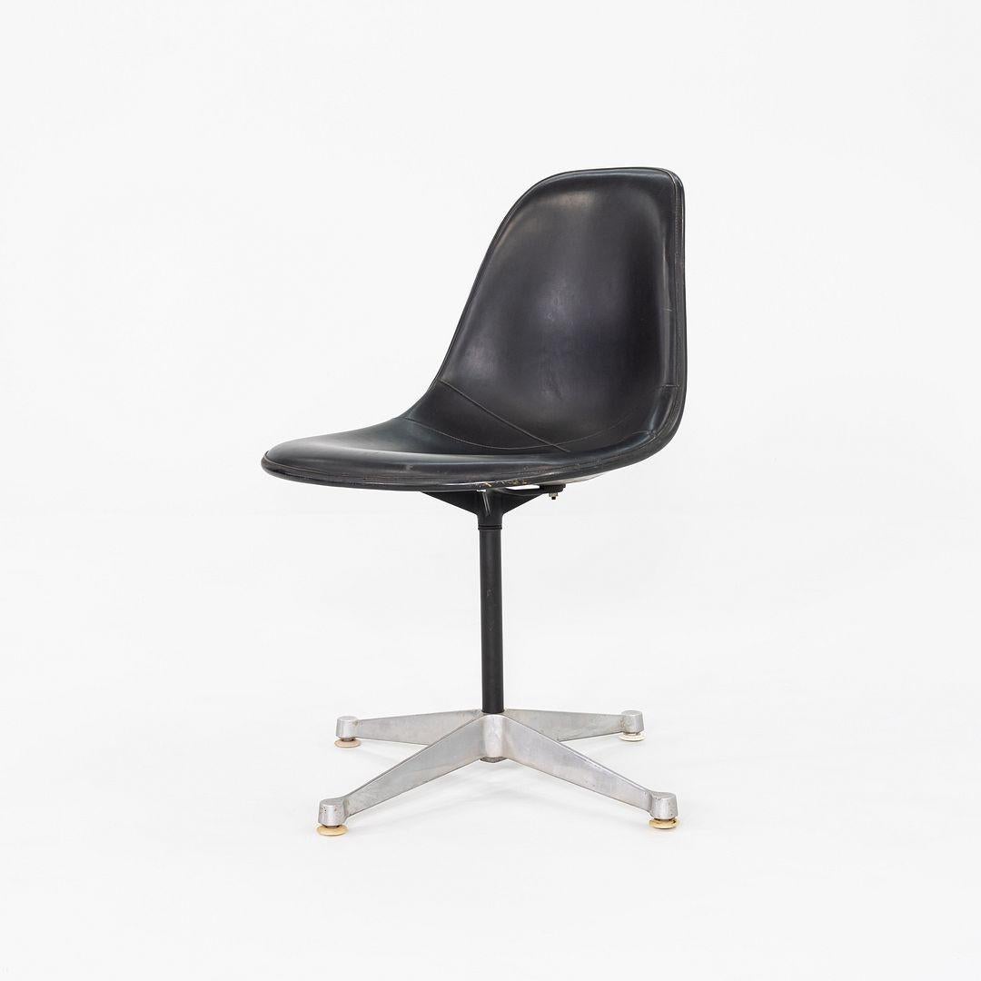 Moderne 1960s Herman Miller Eames Pedestal Side Shell Chair in Fiberglass with Naugahyde en vente