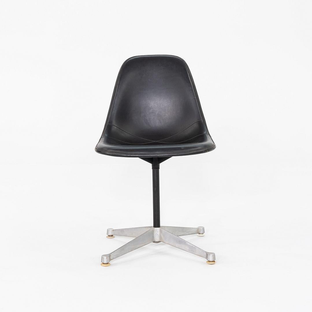 Américain 1960s Herman Miller Eames Pedestal Side Shell Chair in Fiberglass with Naugahyde en vente