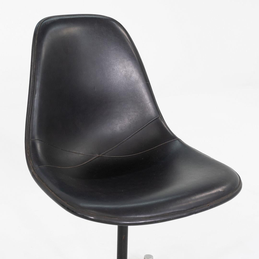 Milieu du XXe siècle 1960s Herman Miller Eames Pedestal Side Shell Chair in Fiberglass with Naugahyde en vente