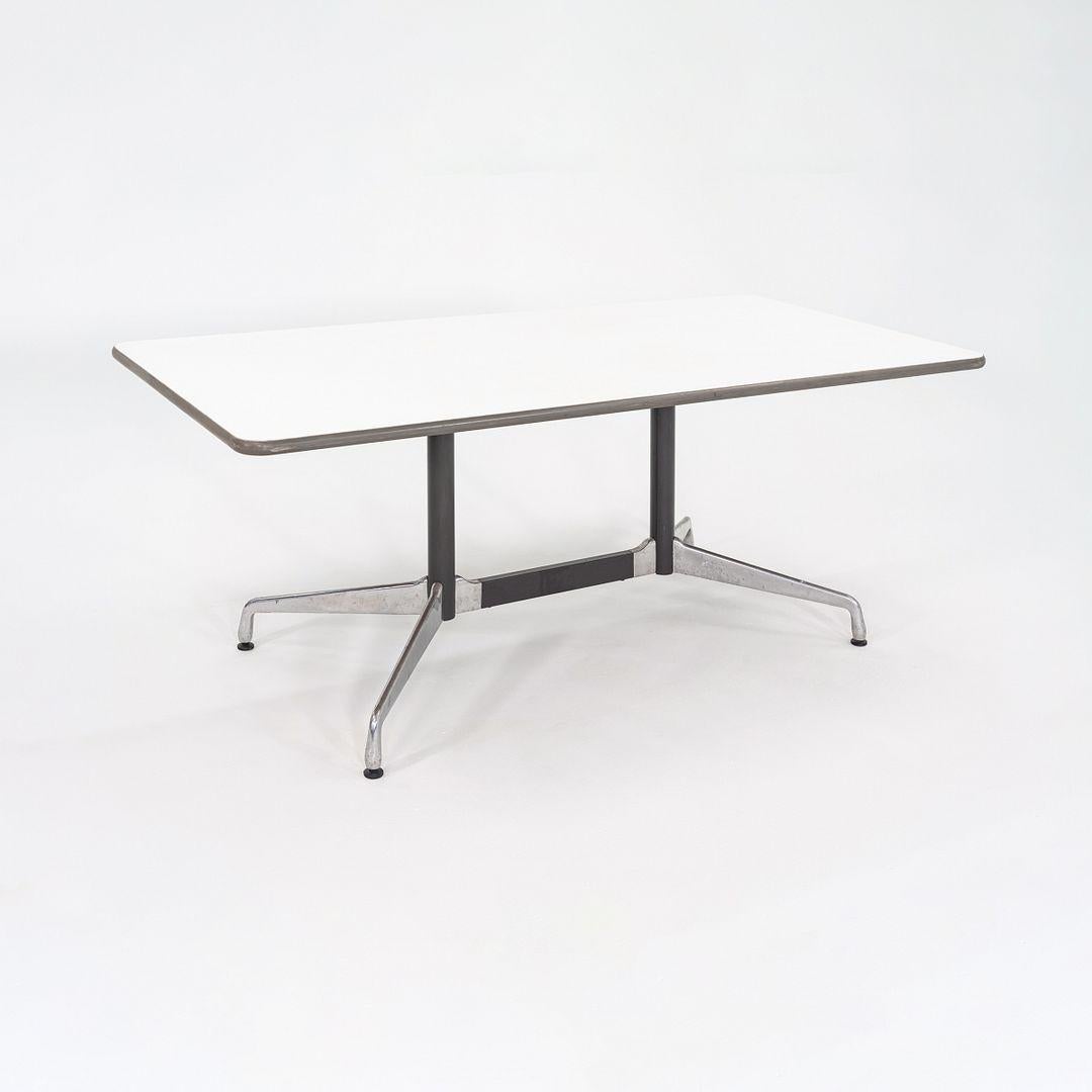 Se trata de una Mesa de comedor de conferencia segmentada, modelo ET143, diseñada inicialmente por Ray y Charles Eames para Herman Miller en 1964. Este ejemplo concreto data de los años sesenta. Esta pieza tiene un tablero rectangular de laminado