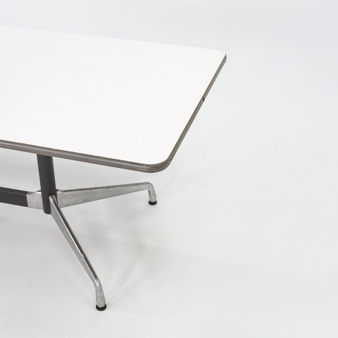 Mesa de comedor segmentada Eames de Herman Miller de los años 60 / Mesa de conferencias en blanco Estadounidense en venta