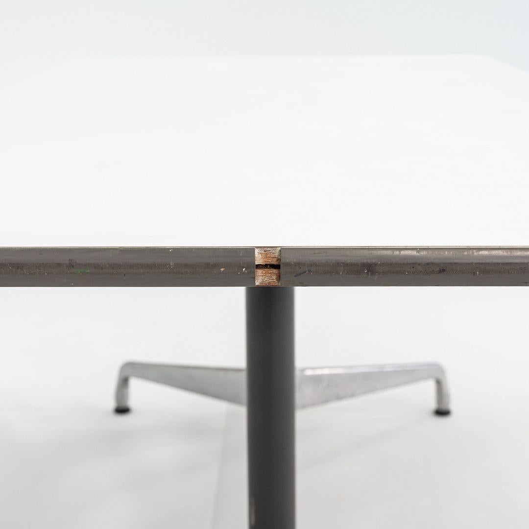 Mesa de comedor segmentada Eames de Herman Miller de los años 60 / Mesa de conferencias en blanco mediados del siglo XX en venta
