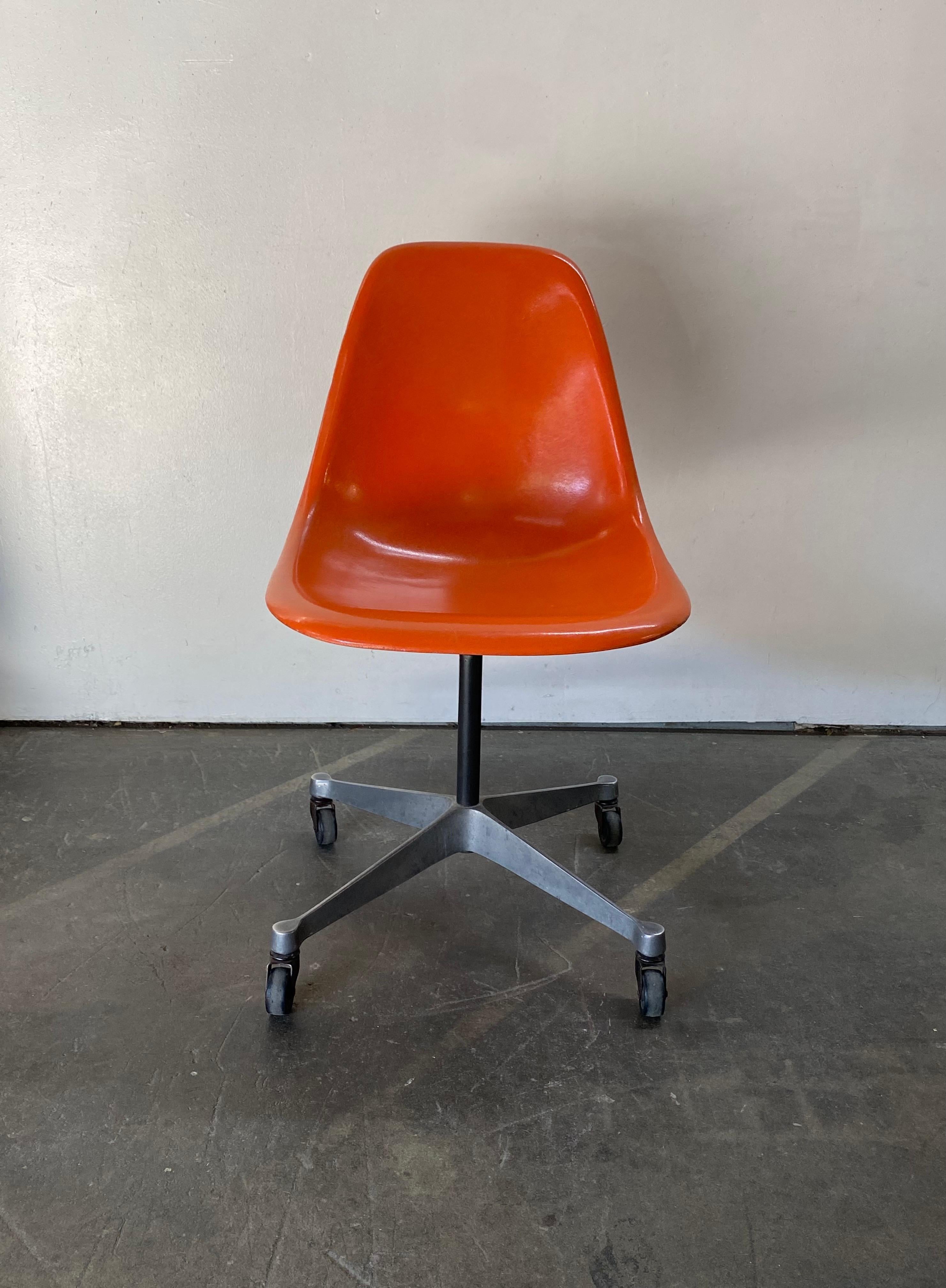 Vintage 1960s Herman Miller Eames Fiberglasschale Büro oder Schreibtischstuhl. Drehbarer Fuß mit Rädern. Gehäuse in gutem Zustand. Der Sockel besteht aus Aluminiumguss. Präsentiert sich schön in gleichmäßigem Zustand und Farbe. Ein klassischer