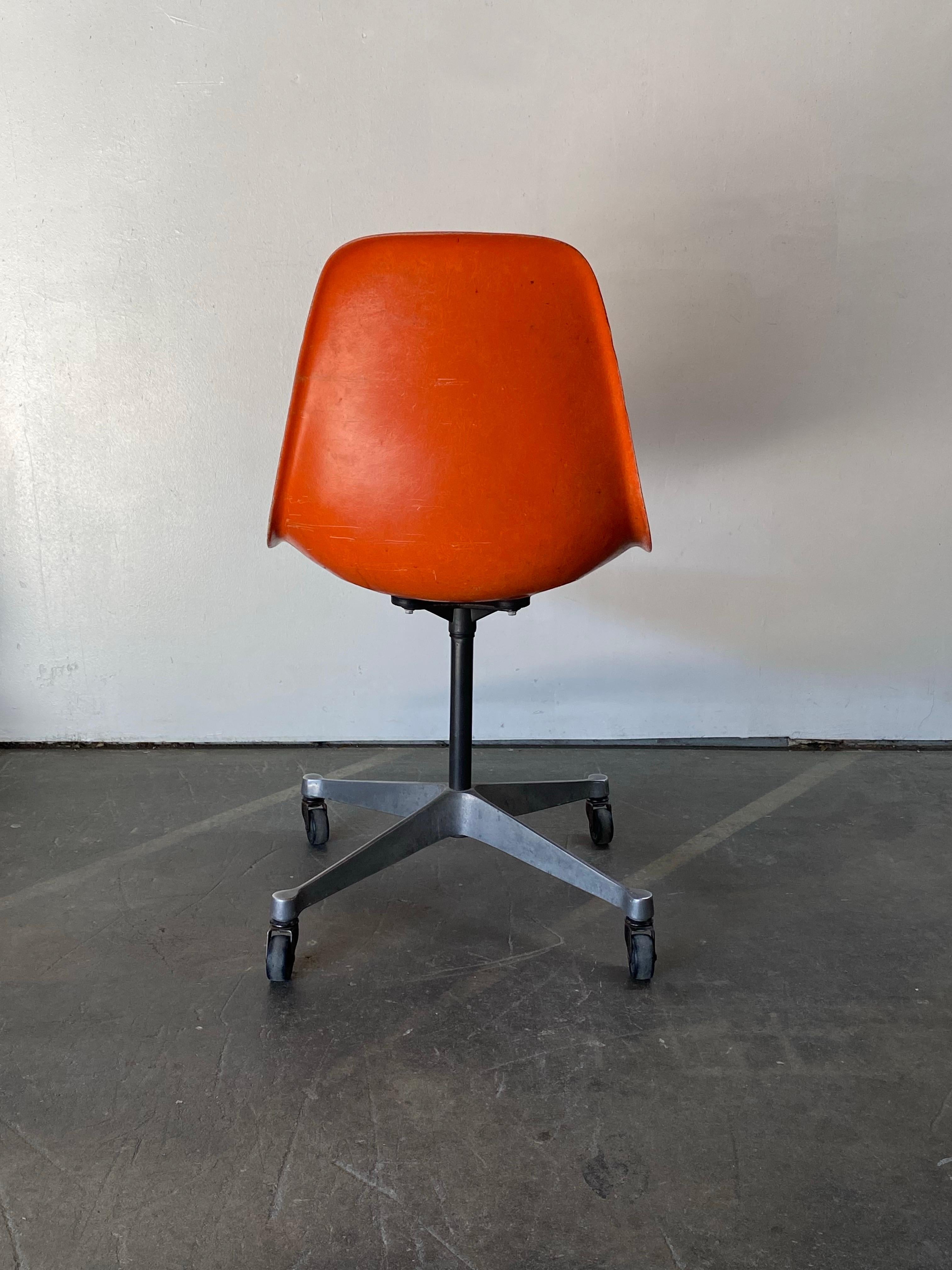 1960er Herman Miller Eames Drehbarer Büro-Schreibtischstuhl (Aluminium) im Angebot