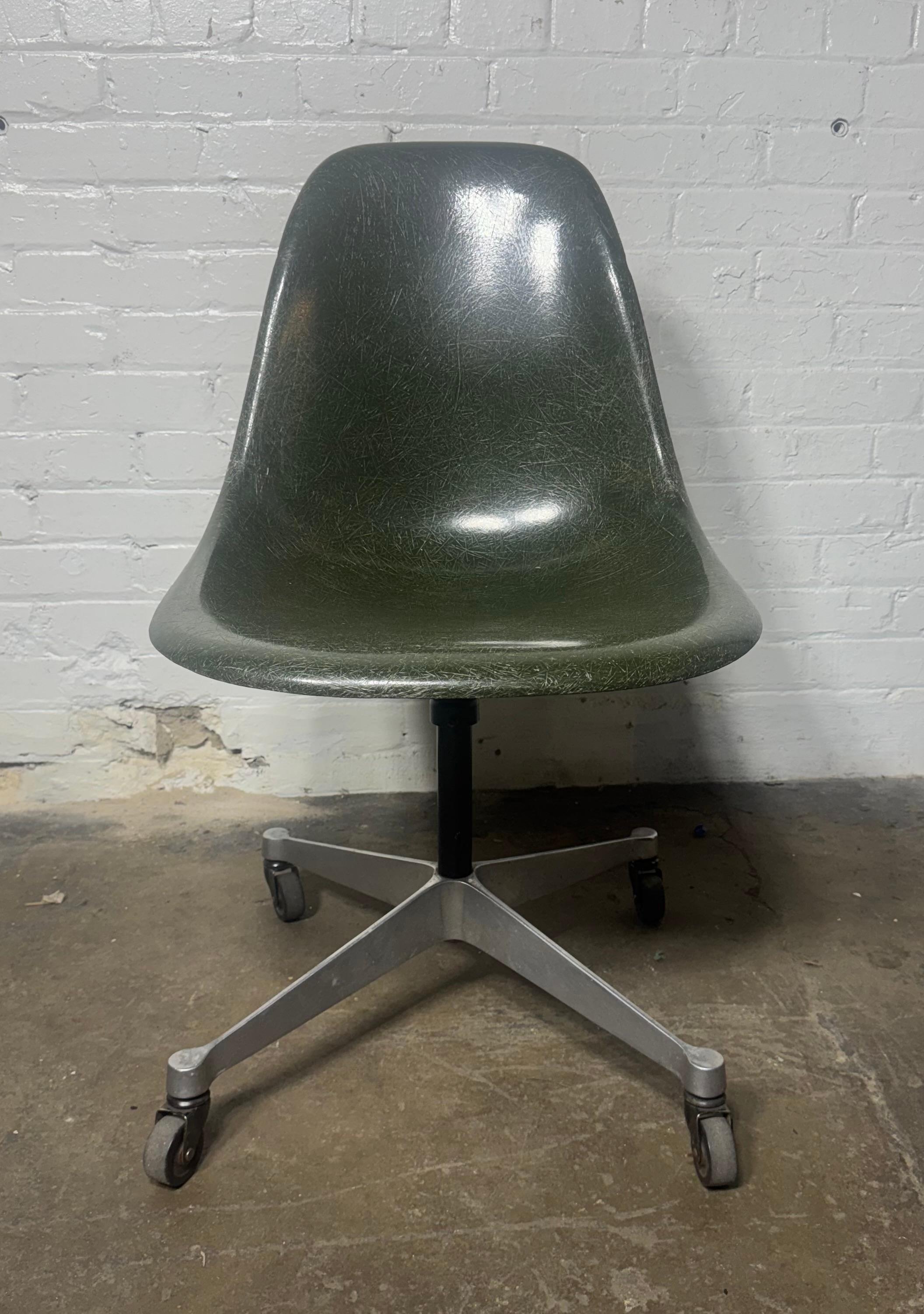 1960 Herman Miller Eames Swivel Office Desk Chair / rara fibra di vetro verde in vendita 3