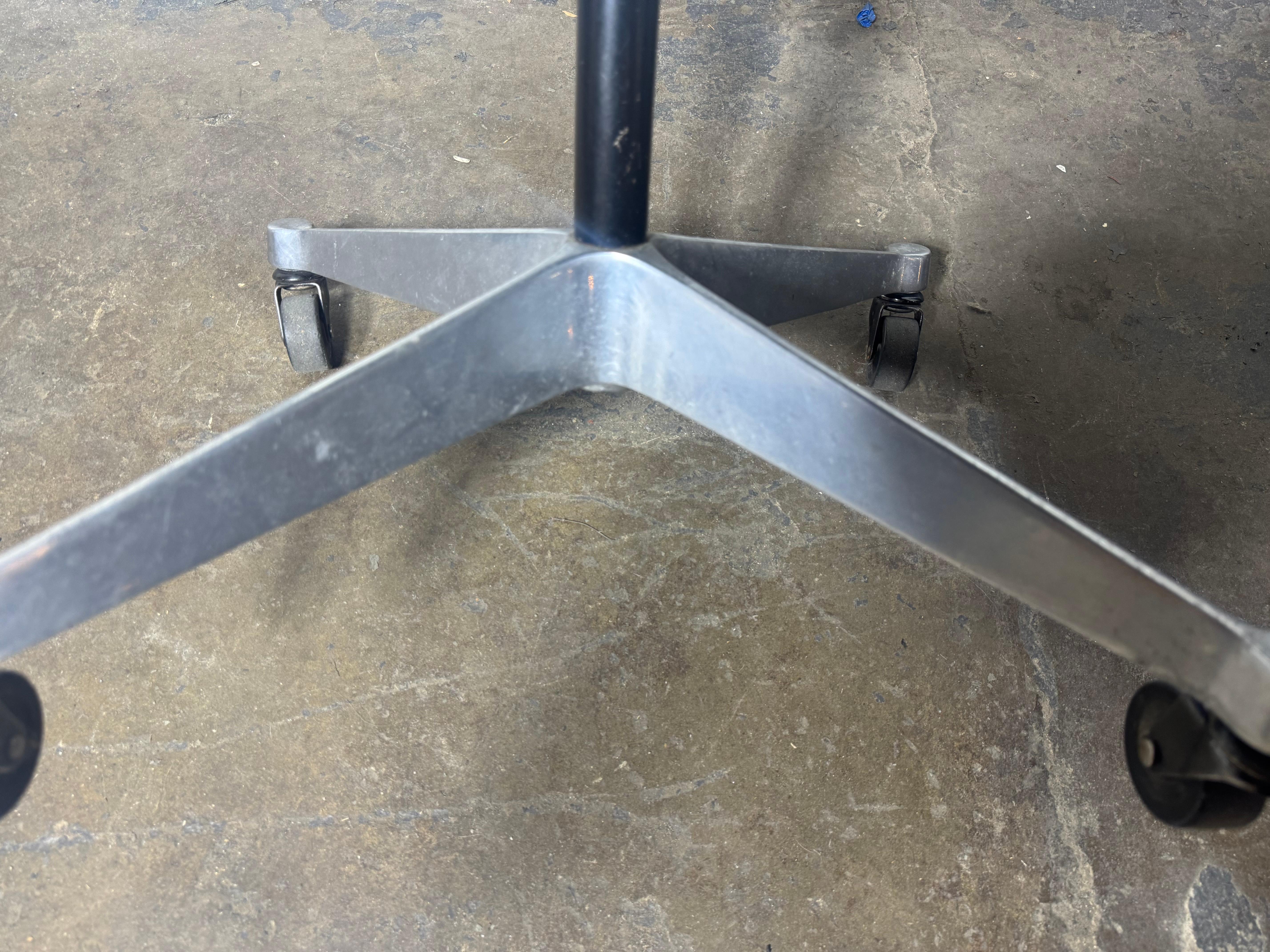 1960 Herman Miller Eames Swivel Office Desk Chair / rara fibra di vetro verde in vendita 5