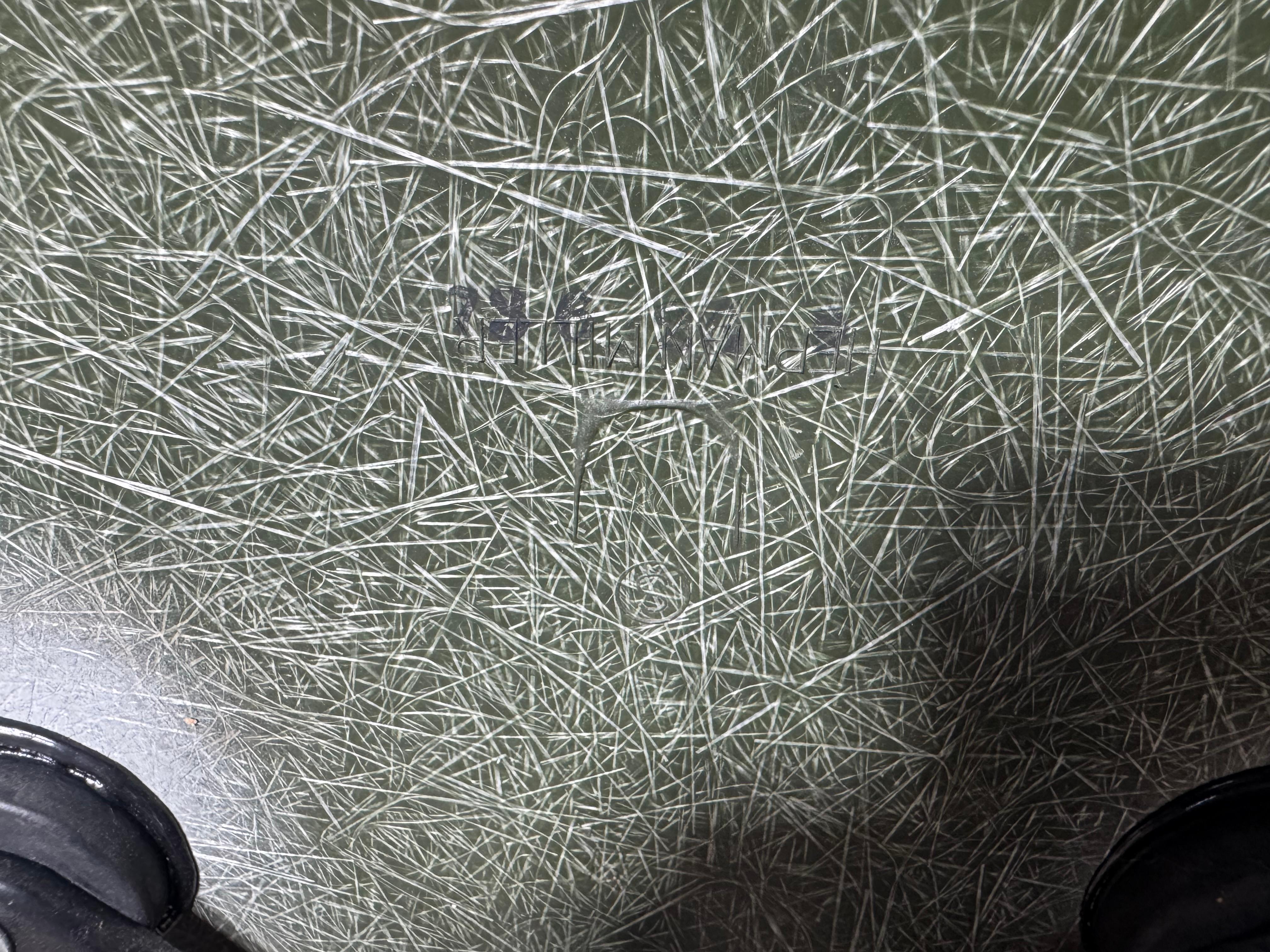 Mid-Century moderno 1960 Herman Miller Eames Swivel Office Desk Chair / rara fibra di vetro verde in vendita