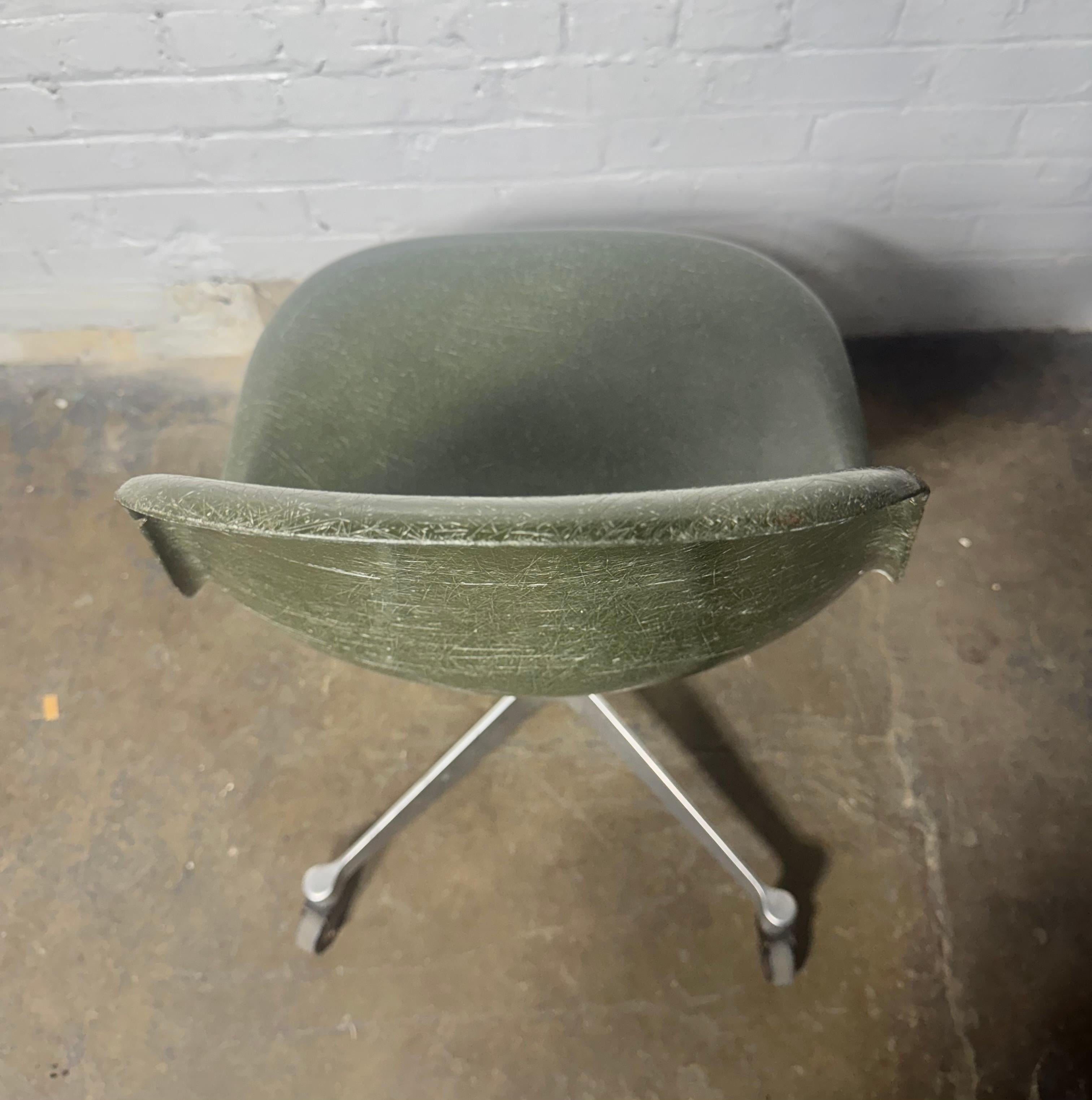 1960 Herman Miller Eames Swivel Office Desk Chair / rara fibra di vetro verde In condizioni buone in vendita a Buffalo, NY