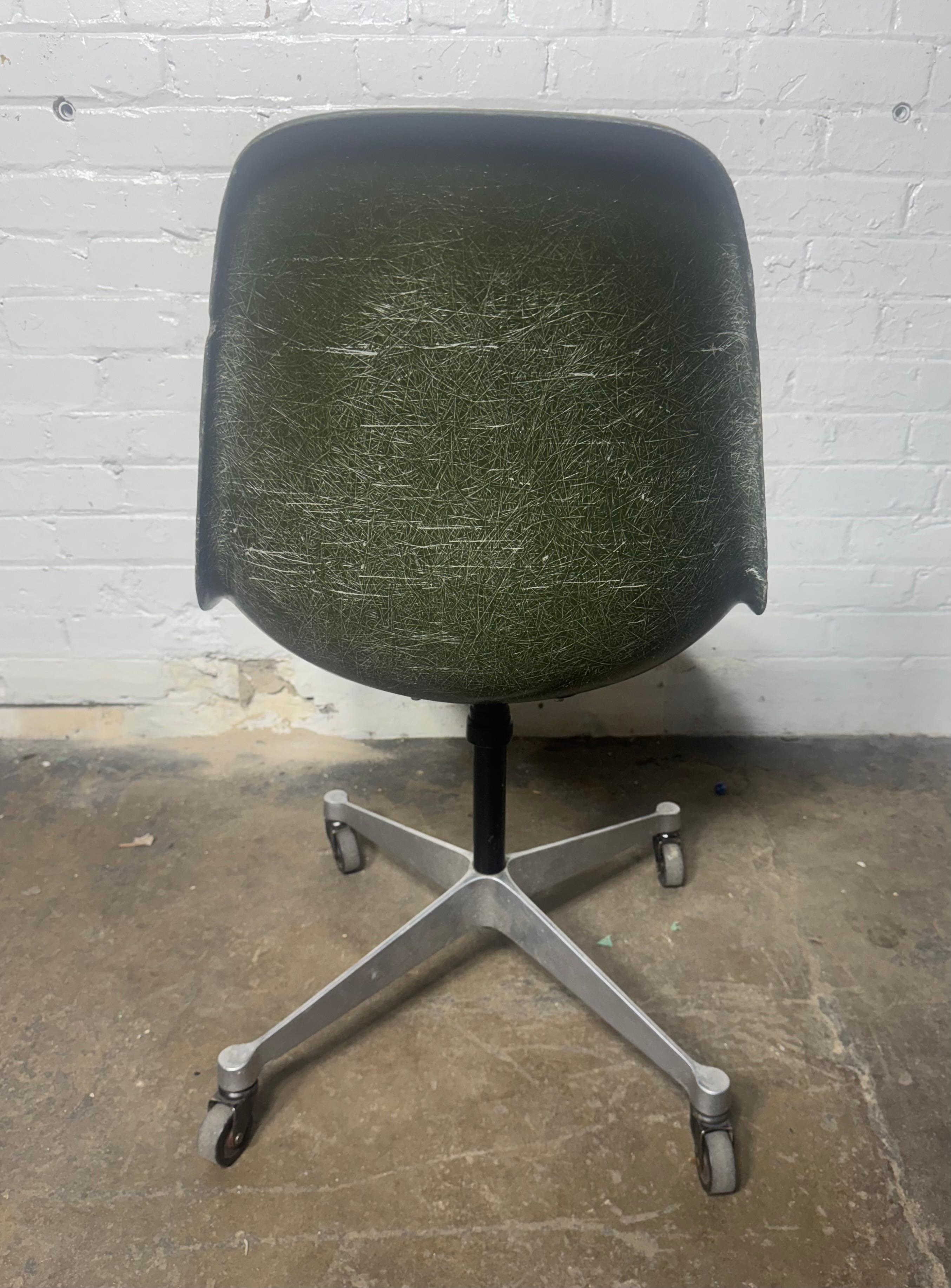 Metà XX secolo 1960 Herman Miller Eames Swivel Office Desk Chair / rara fibra di vetro verde in vendita