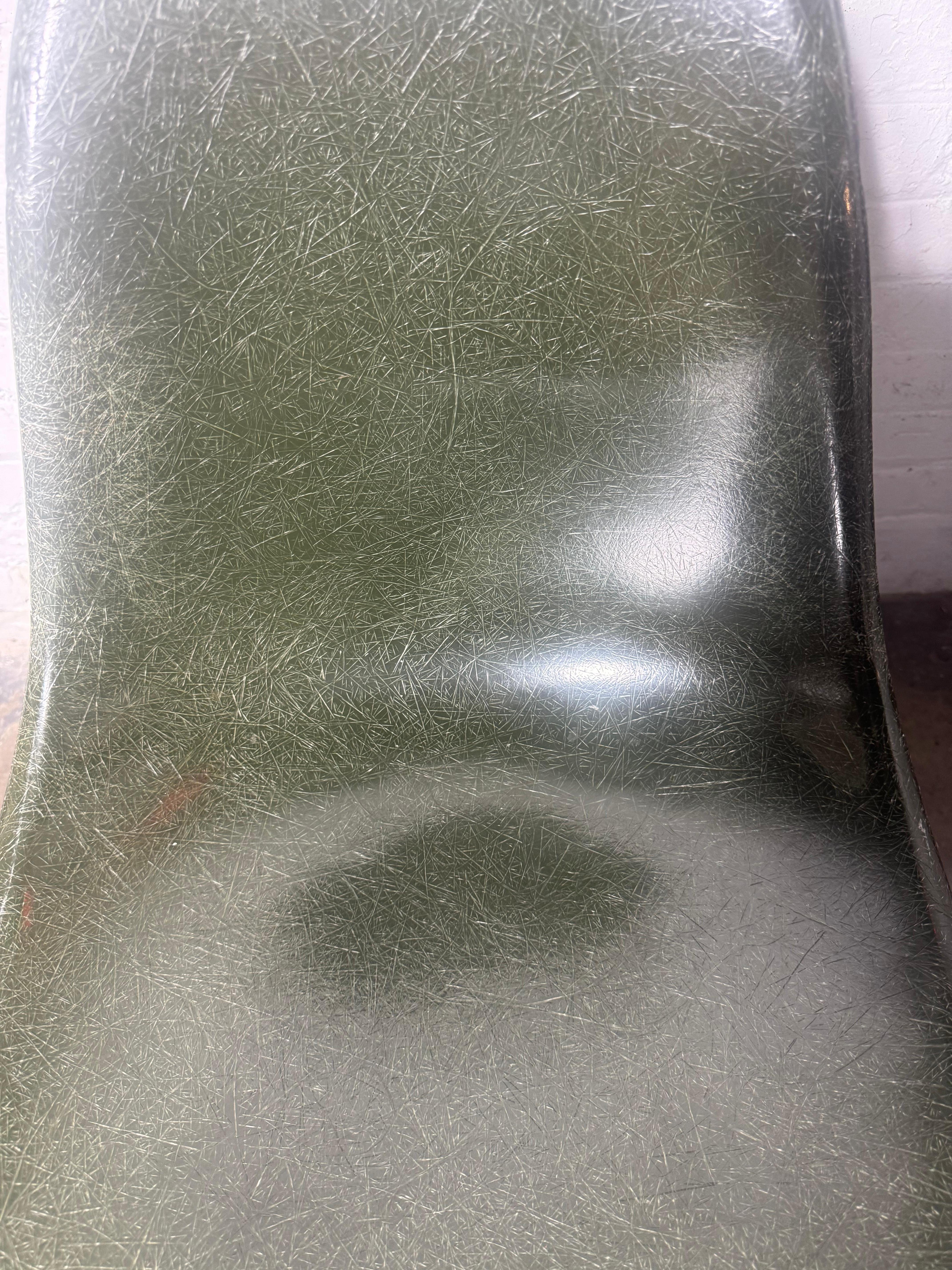 Alluminio 1960 Herman Miller Eames Swivel Office Desk Chair / rara fibra di vetro verde in vendita