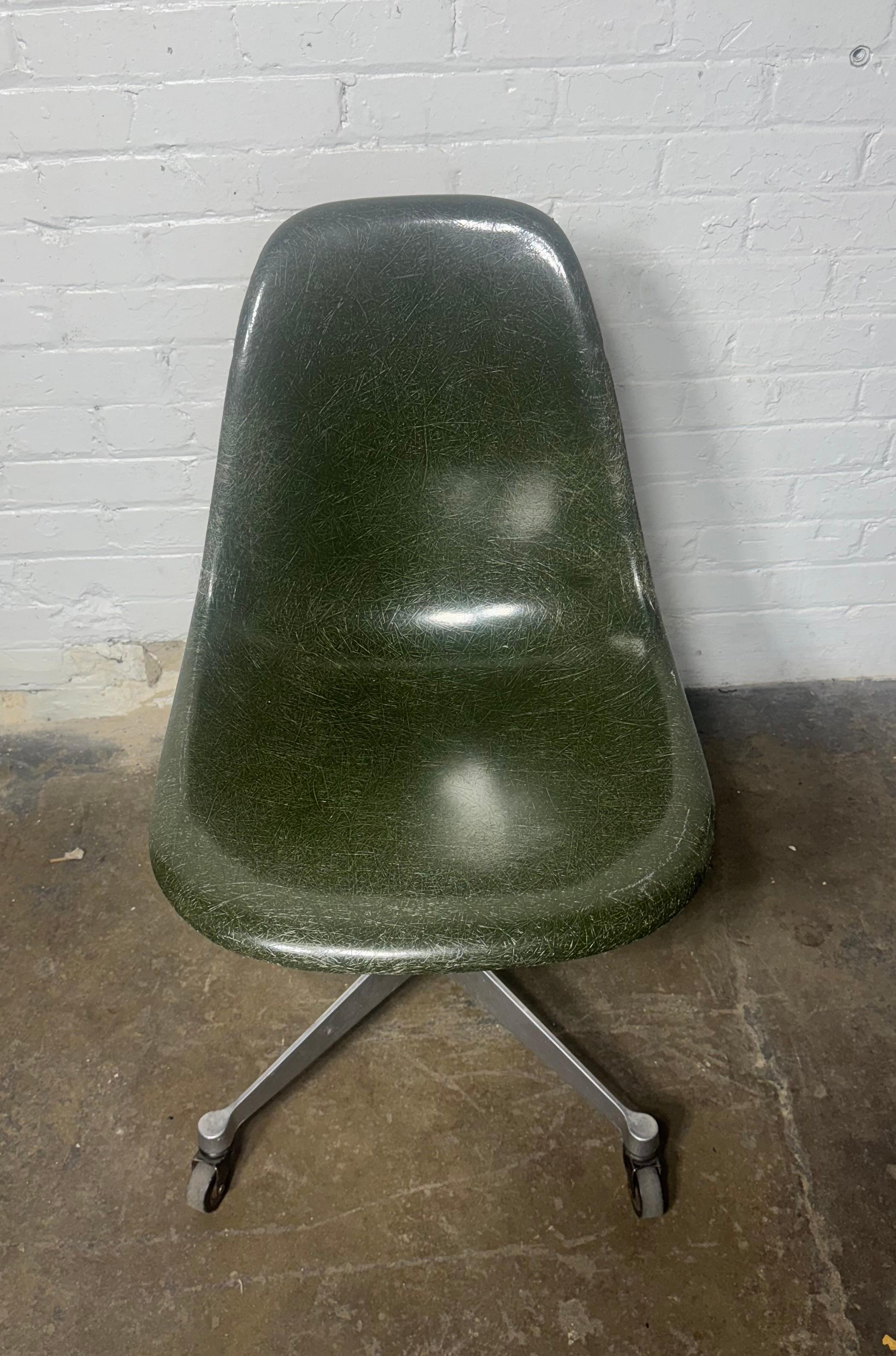 1960 Herman Miller Eames Swivel Office Desk Chair / rara fibra di vetro verde in vendita 1