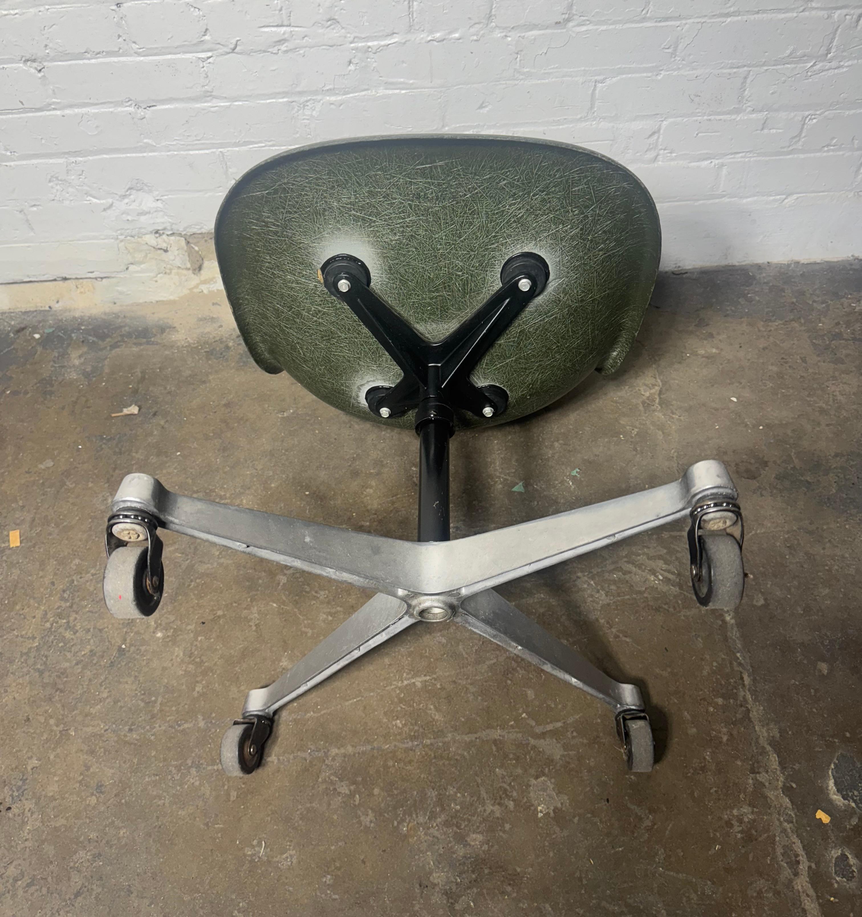 1960 Herman Miller Eames Swivel Office Desk Chair / rara fibra di vetro verde in vendita 2