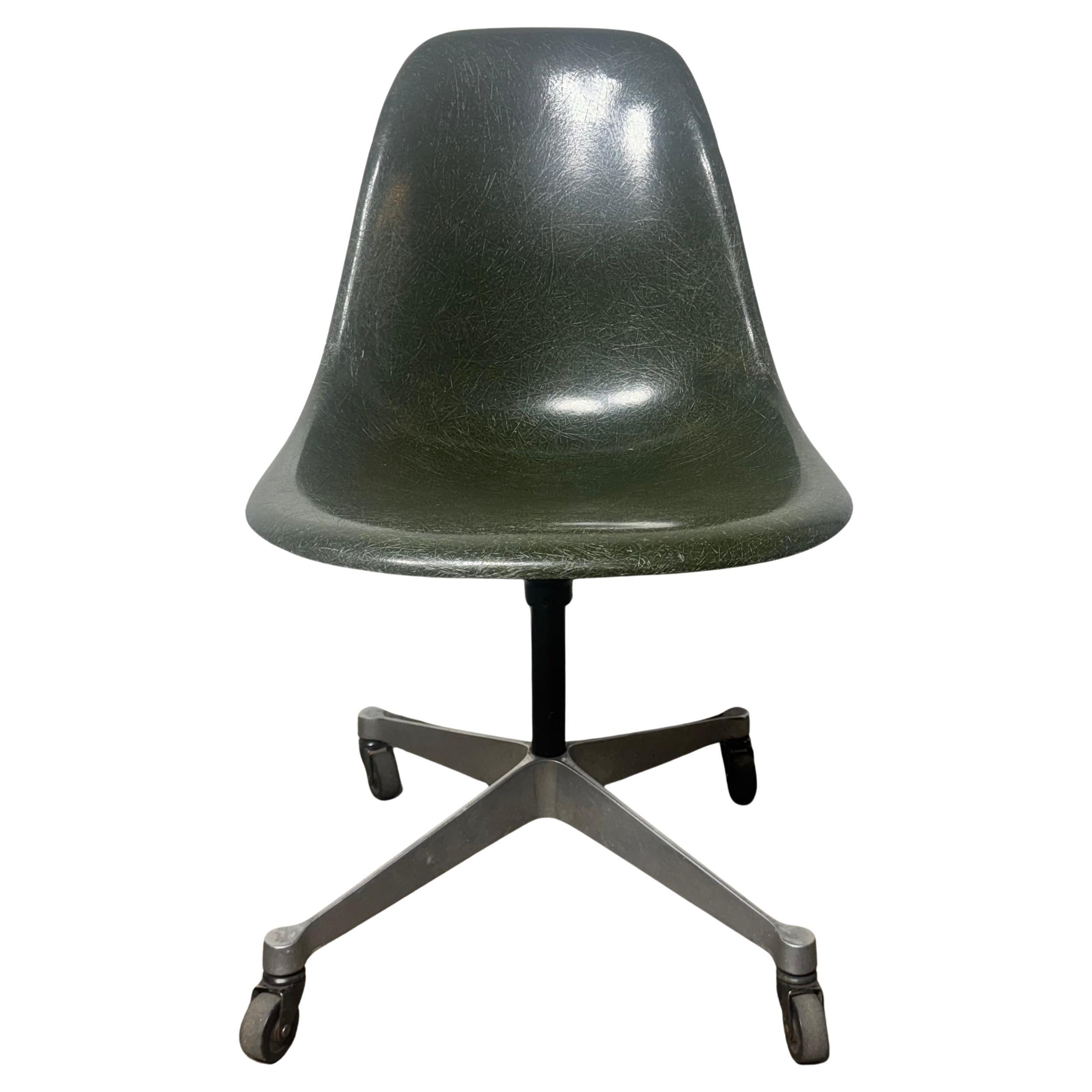 1960 Herman Miller Eames Swivel Office Desk Chair / rara fibra di vetro verde in vendita