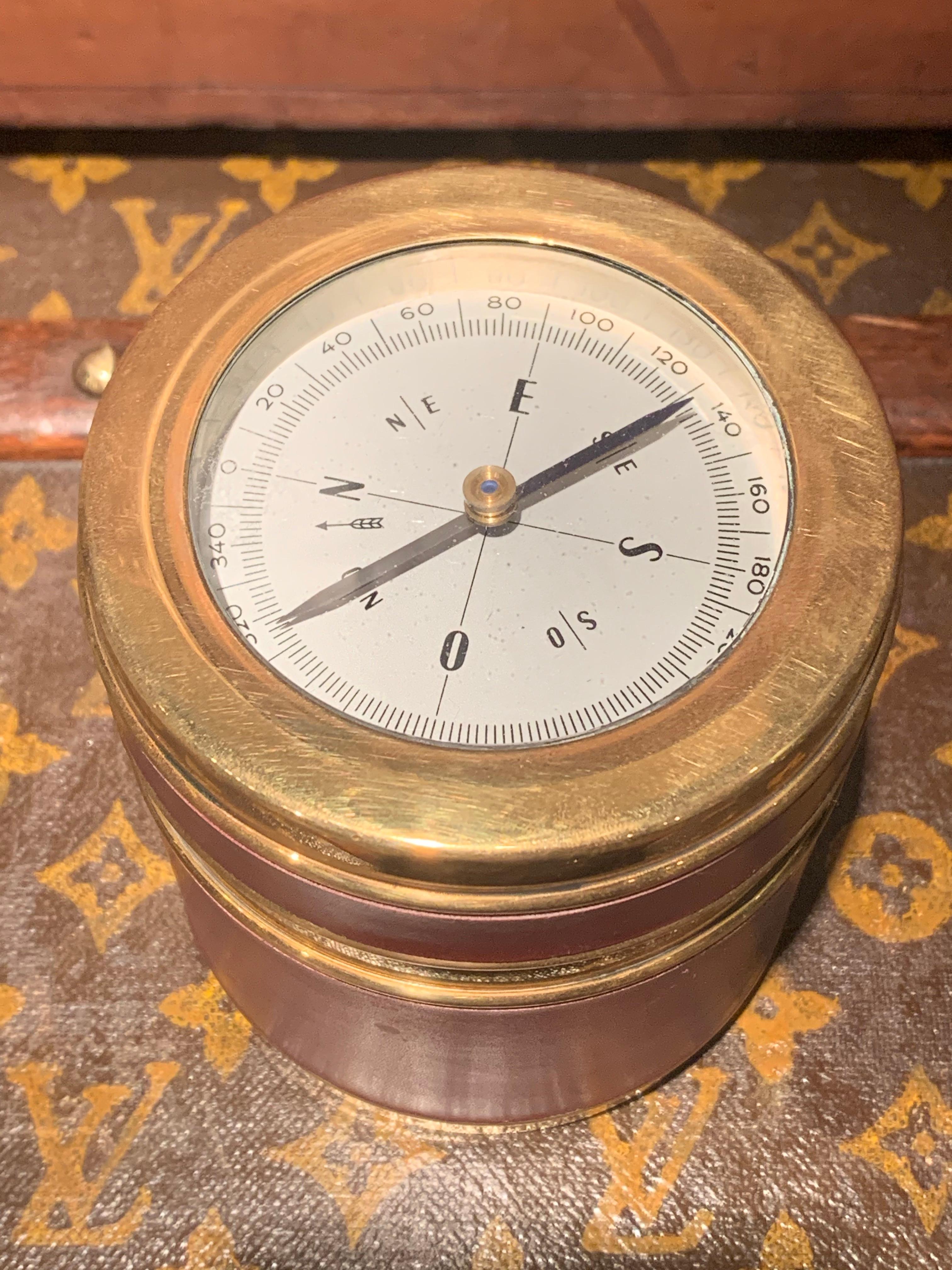 1960s Hermès Cigarette Compass Box (signed “Hermès Paris” at the bottom of the box)

A Compass is attached to the lid.
The inside of the Box contain a brass removable cigarette partition.
The box exterior is in Brown leather.

Condition: