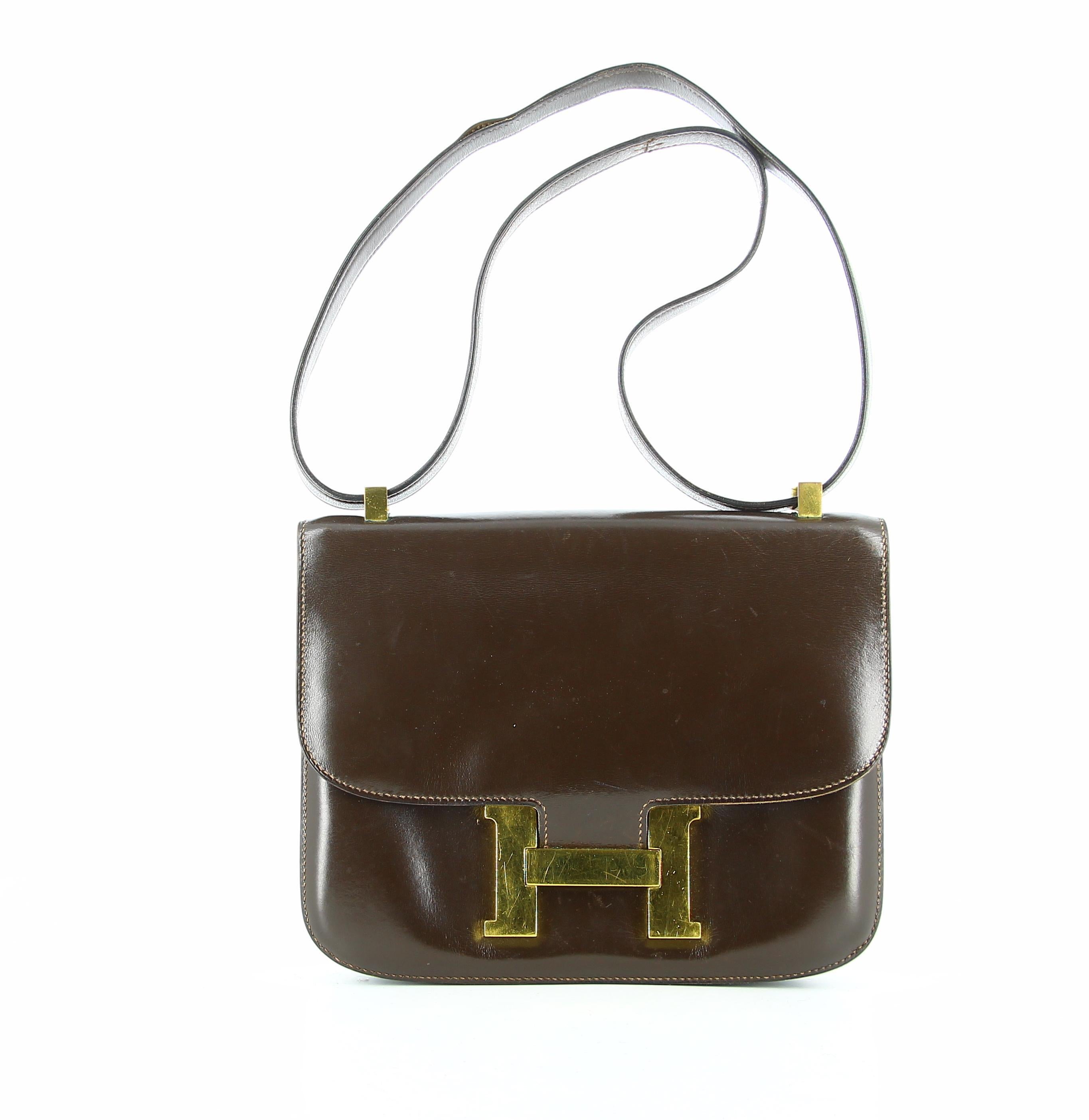 1960's Hermes Constance Brown Shoulder Bag
Good condition, shows slight signs of wear that have appeared over time.
This Hermes Constance bag, smooth brown  box leather, few missing stitches in the shoulder strap ( please check 1st image) ,