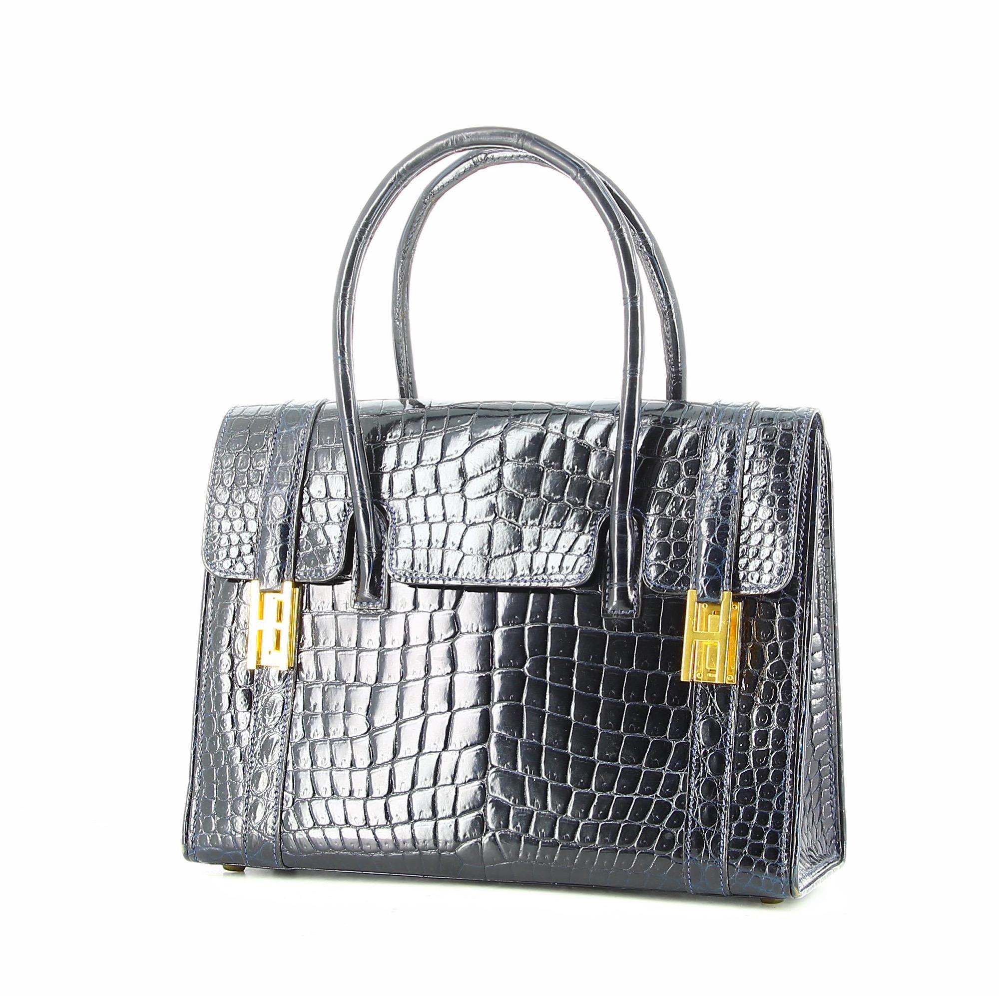 Hermès 60'S Drag Navy Croco Handbag
Stunning and hard to find Hermès Drag bag in navy croco leather.
Excellent condition for a 60 years old bag however one of the lock is a little bit loose.
Corner and leather in good condition