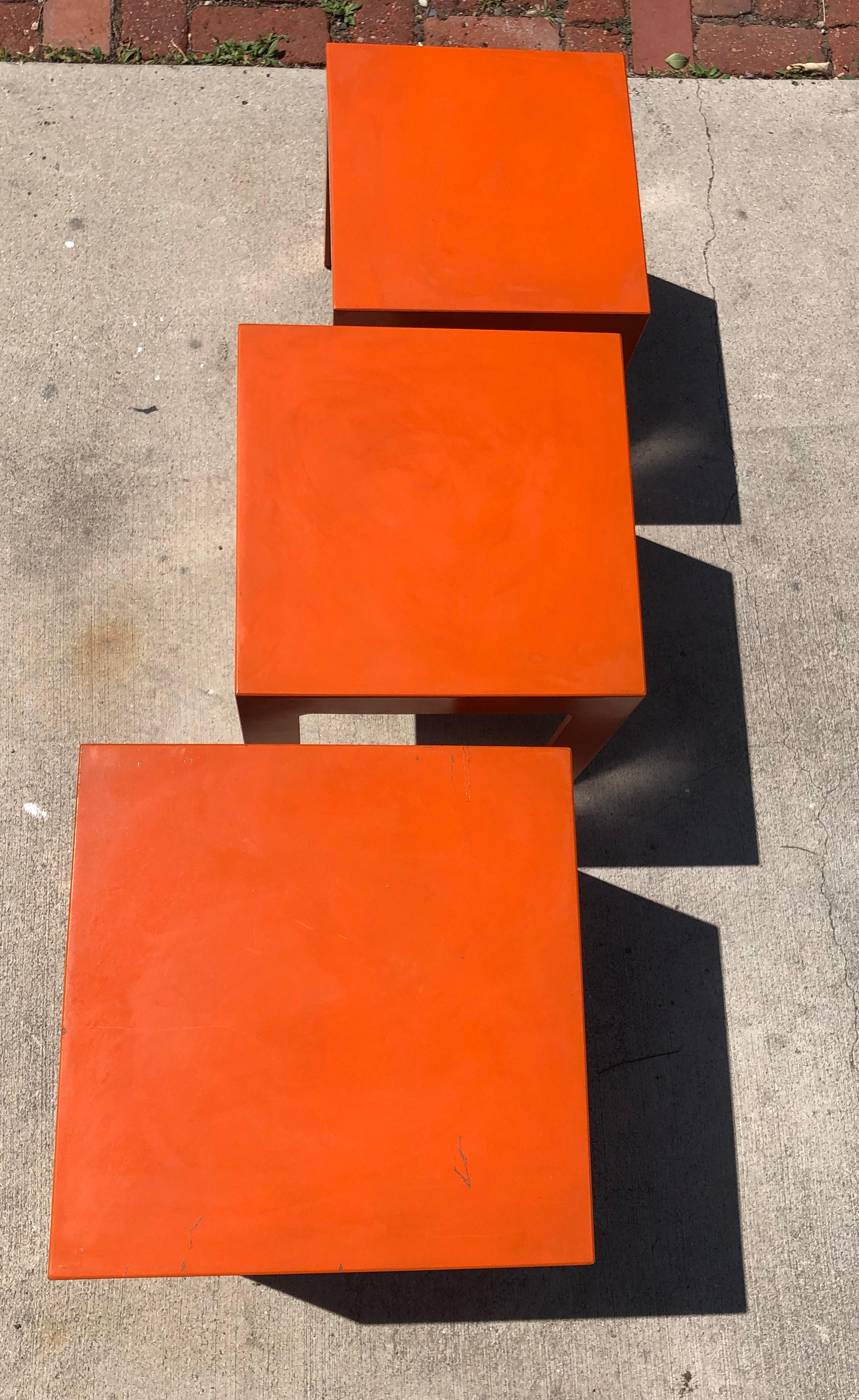 Mid-Century Modern Tables cubiques empilables Hermès en stratifié orange des années 1960 en vente